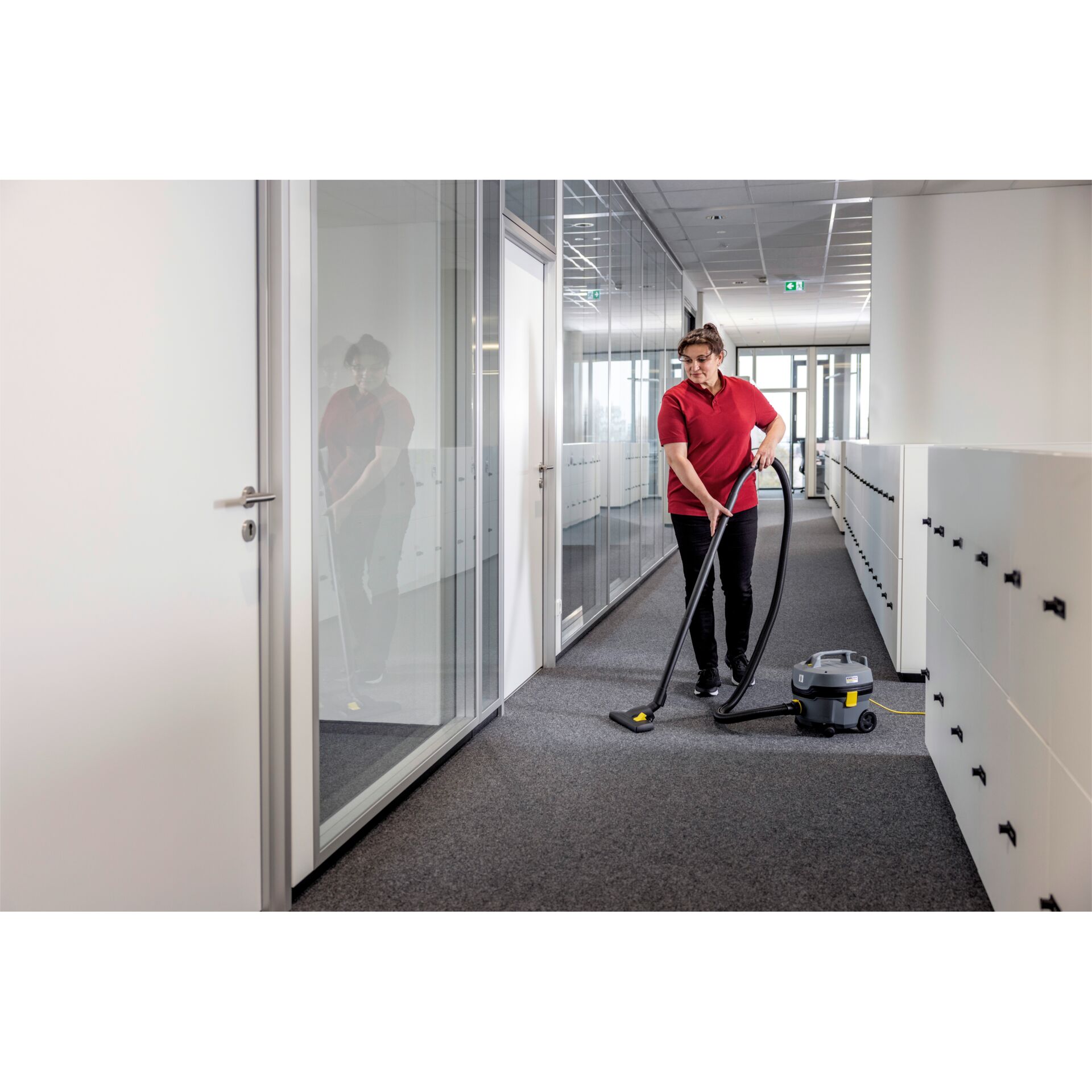 Innenarchitektur, Reinigen, Person, E-Scooter, Schuh