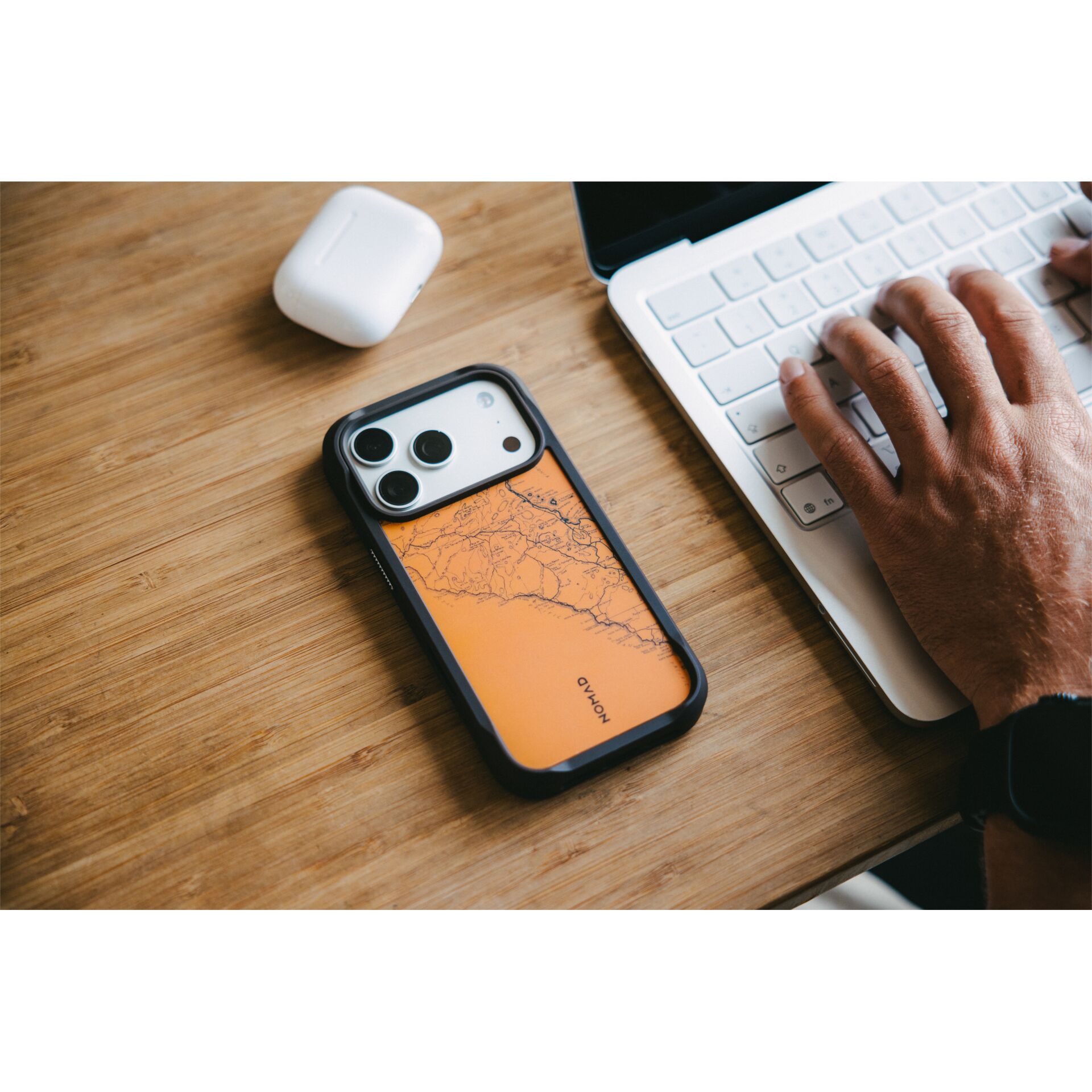 smartphone, iPhone, Hülle, orange Karte, Holztisch