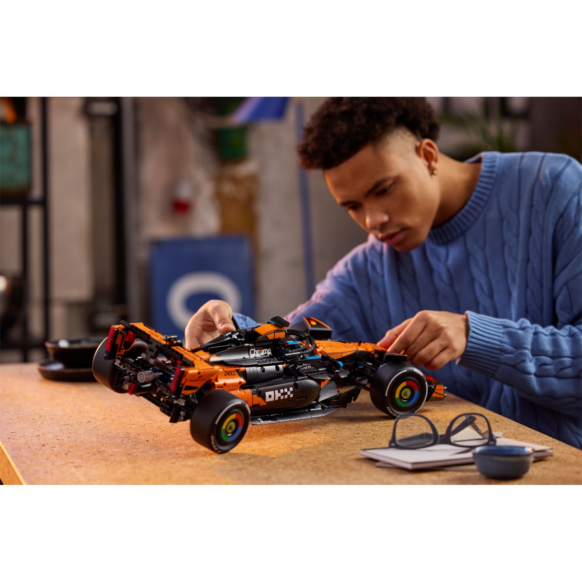 Konstruktion, Technikmodell, Kinderbaukasten, Orange Fahrzeug, Roboterauto