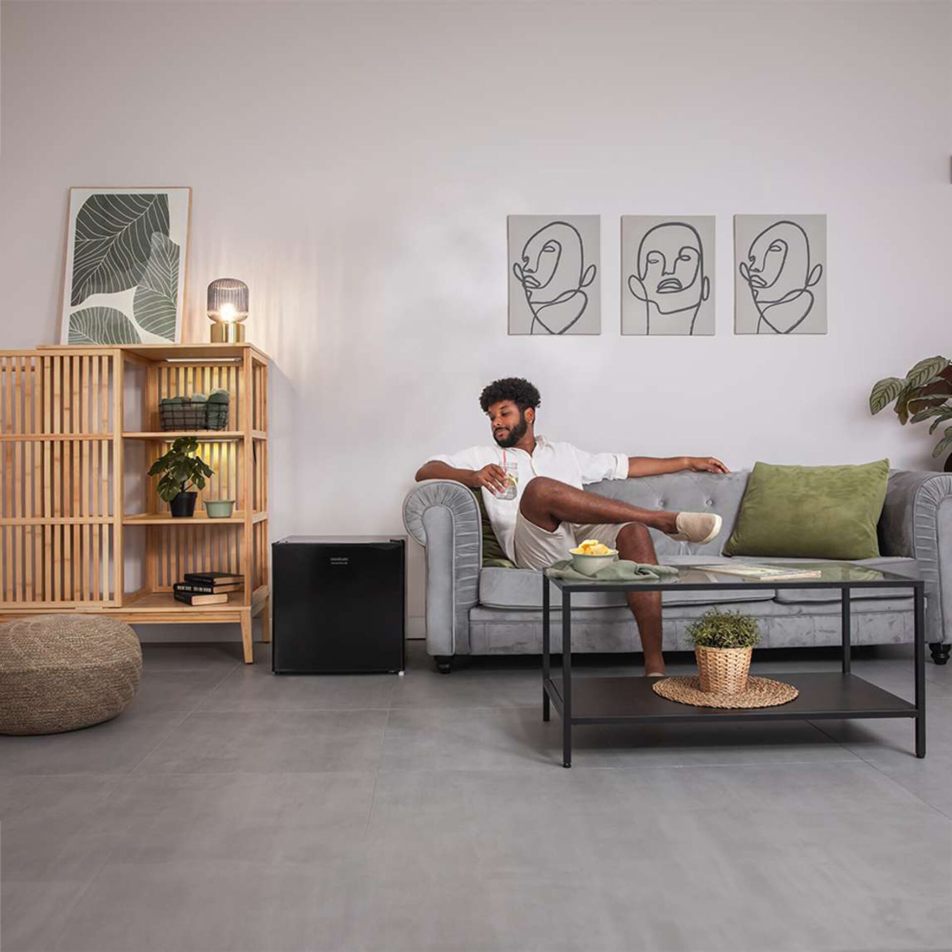 Gerät, Postfach, Elektrisches Gerät, Gerät, Postfach, Elektrisches Gerät, Sofa, Sofa hellgrau, Wohnzimmer, Kaffeetisch, Dekoration