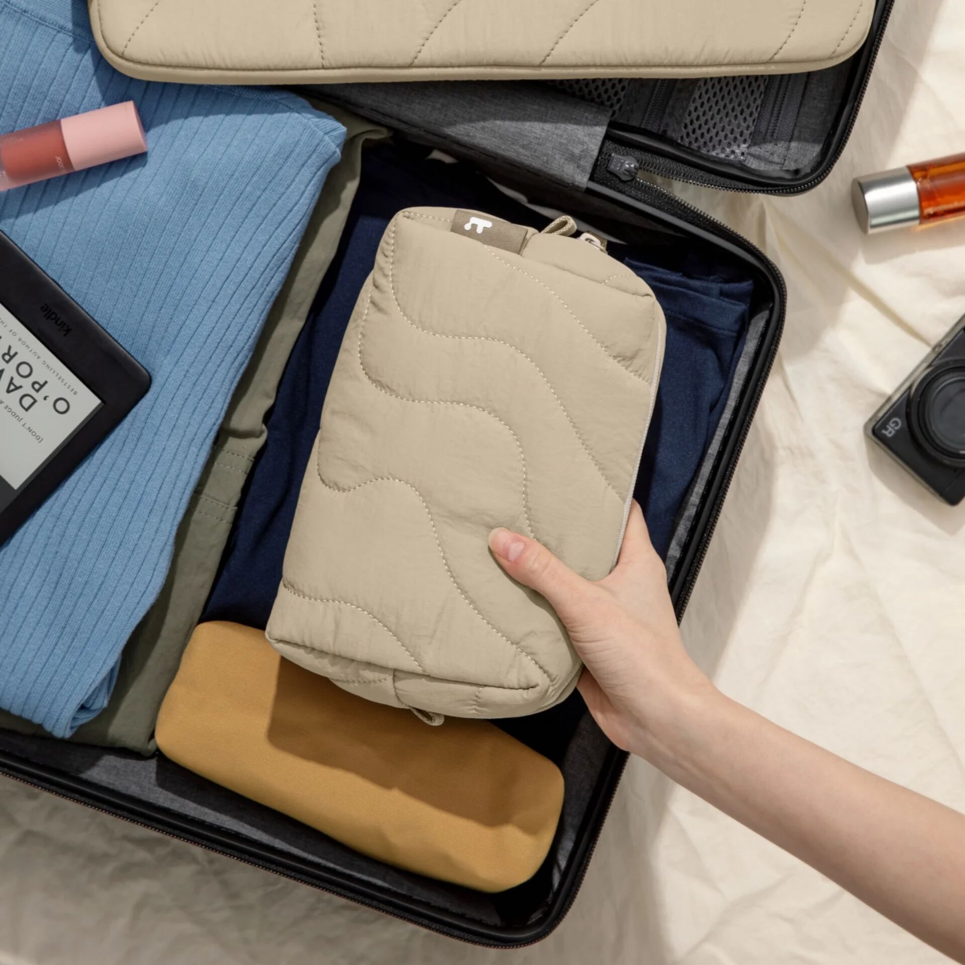 Reiseetasche, Kompakte Tasche, Quiltungen, Beige Hülle, Kleider Organiser