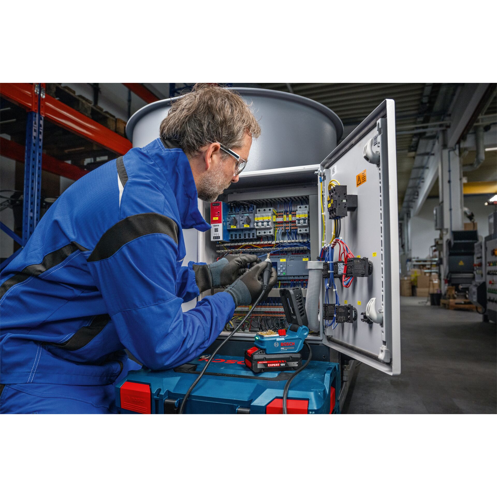 Industriearbeiter, Schaltschrank, Schalttafel, Verdrahtung, Zugswerkzeug