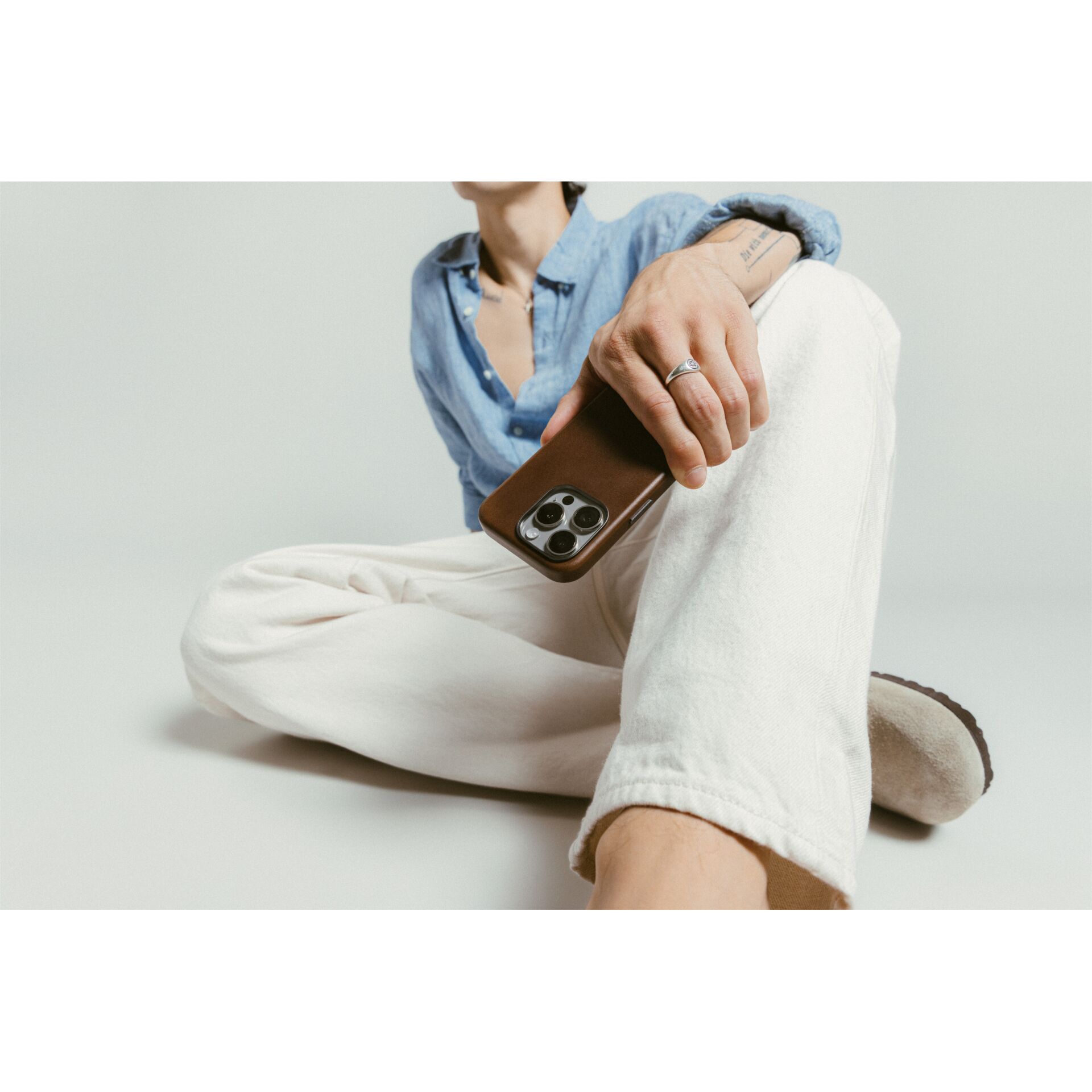 Person, Sitzen, Kleidung, Hosen, Telefon