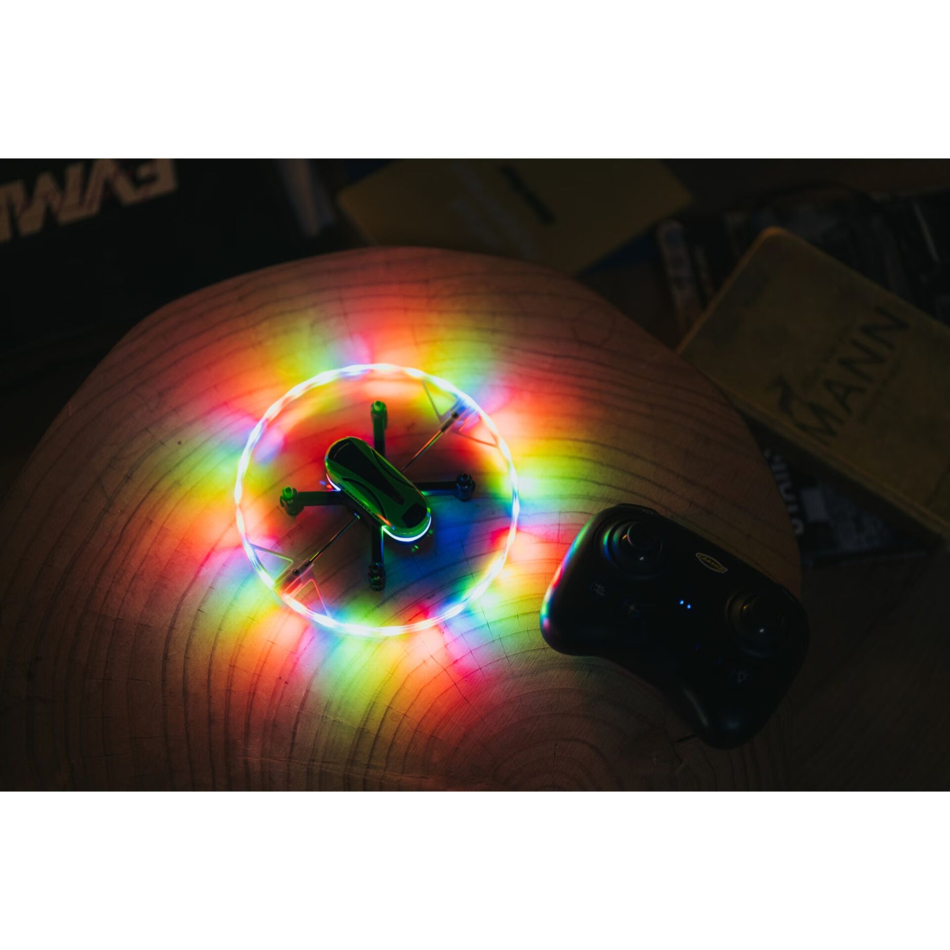 RC-Drohne, LED-Ring, Drone-Propeller, Fernbedienung, Holztisch