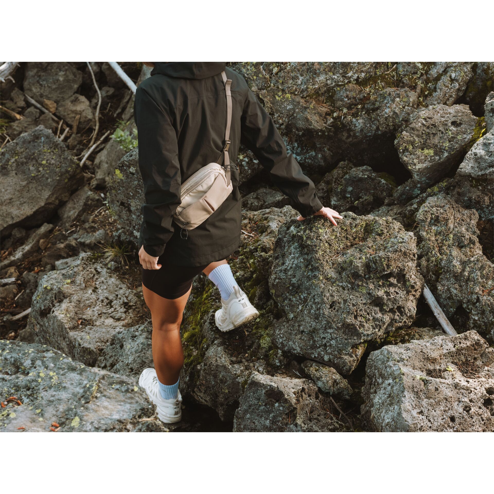 Wanderschuhe, Weiße Sneaker, Socken bis zum Knöchel, Gürteltasche, Outdoor-Jacke