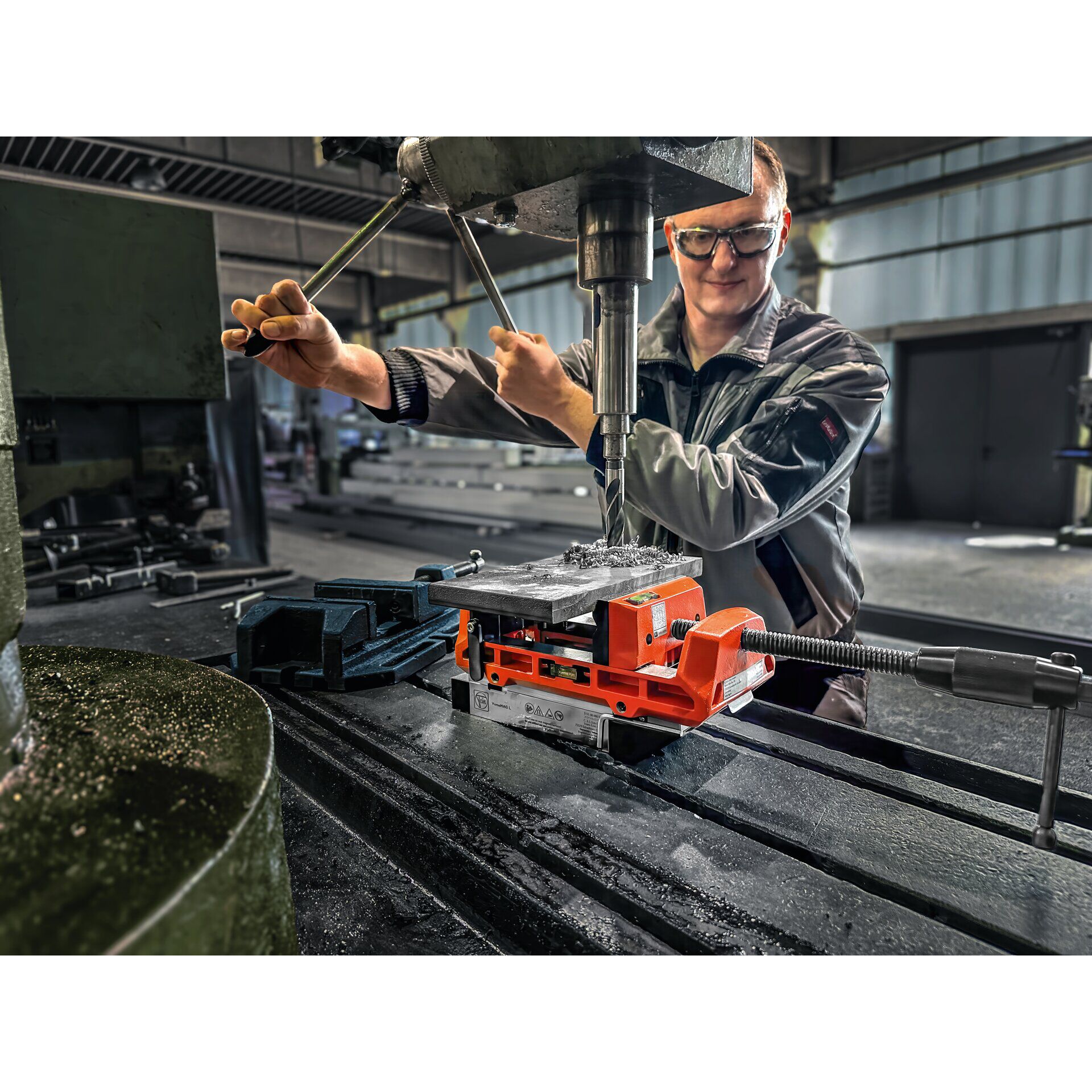 Schraubmaschine, Bohrmaschine, Metallbearbeitung, Maschinenarbeit, Spannvorrichtung