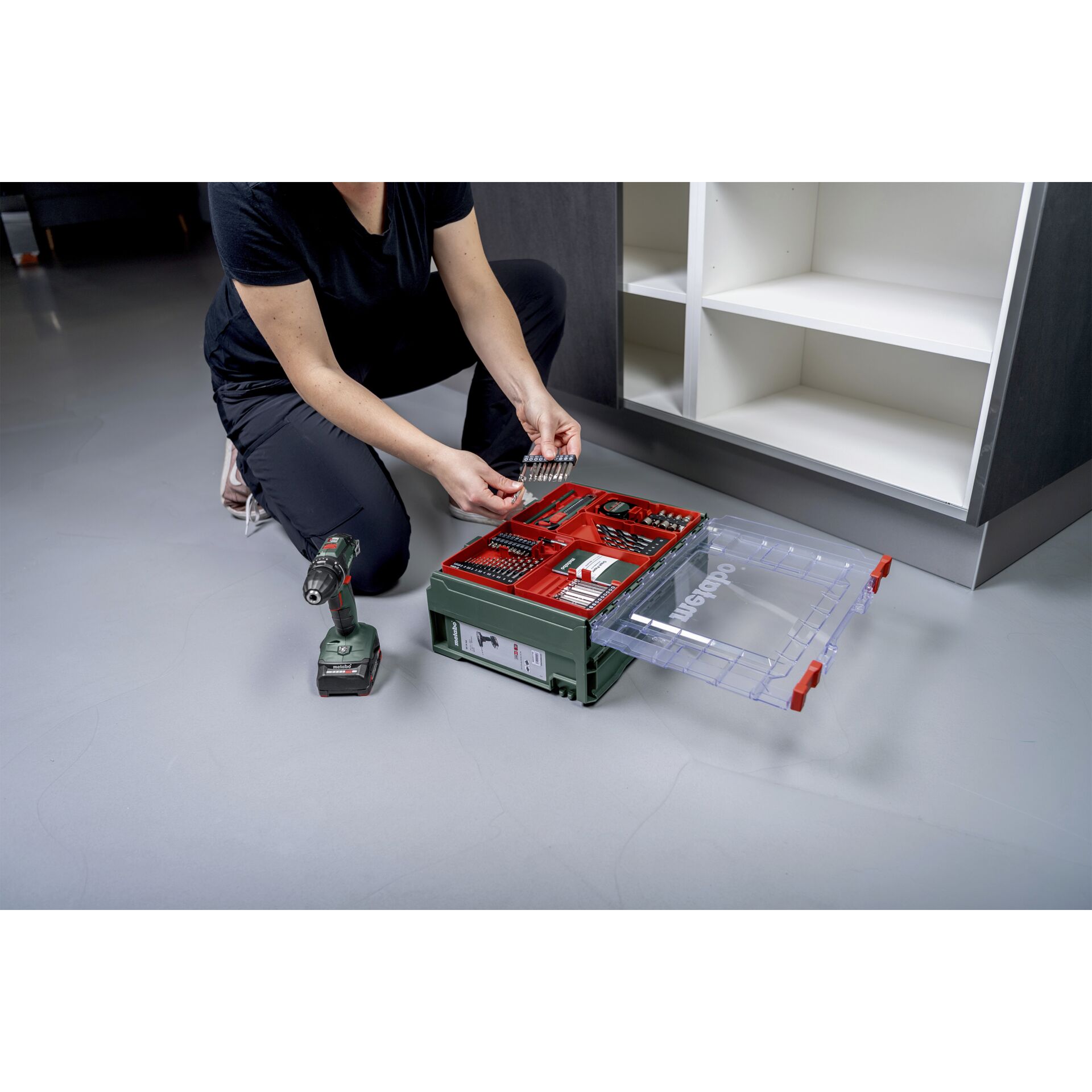 Elektrische Bohrmaschine, Werkzeug, Drinnen, Innenarchitektur, Person