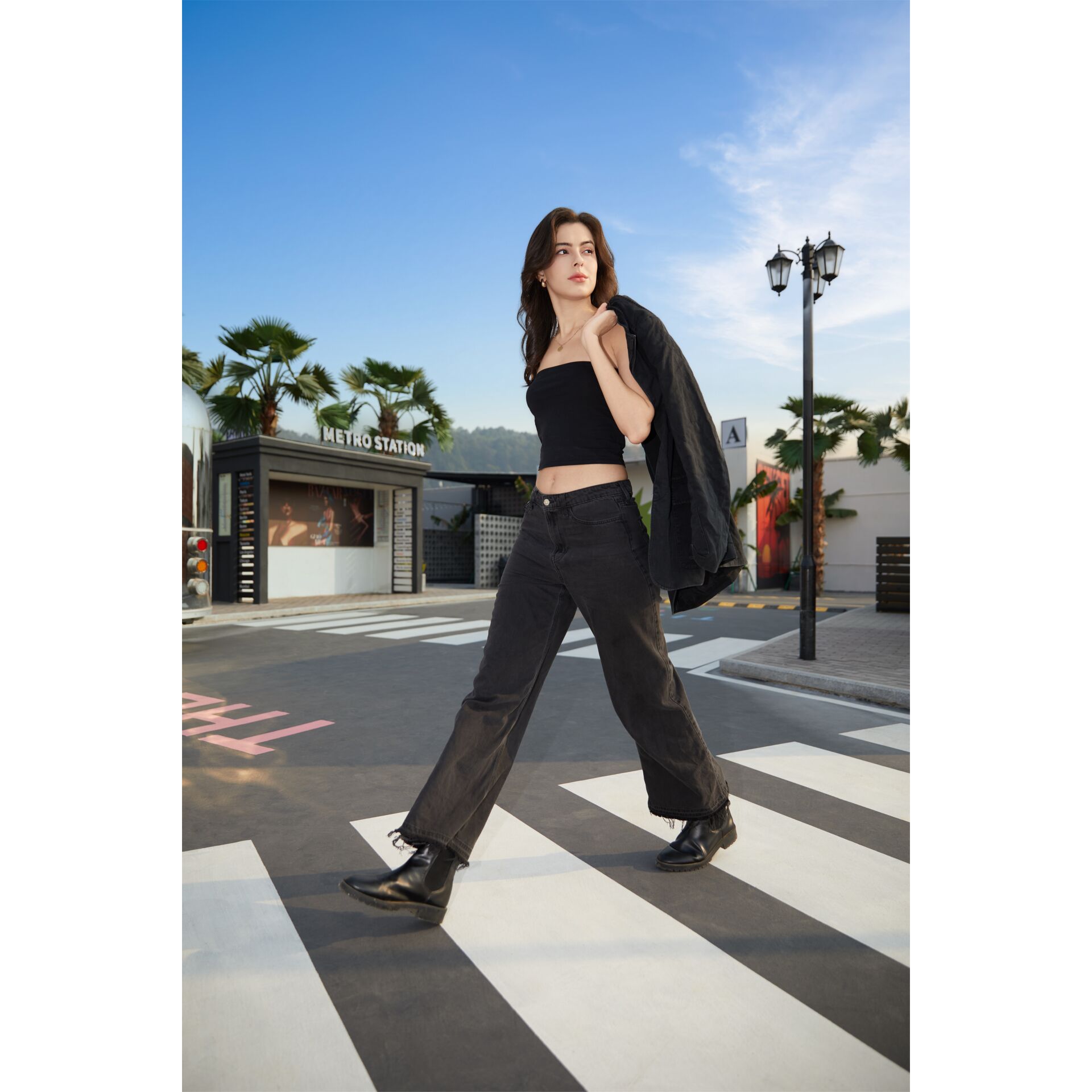 Hose, schwarze Jeans, Crop Top, Stiefel, Streetstyle Outdoor