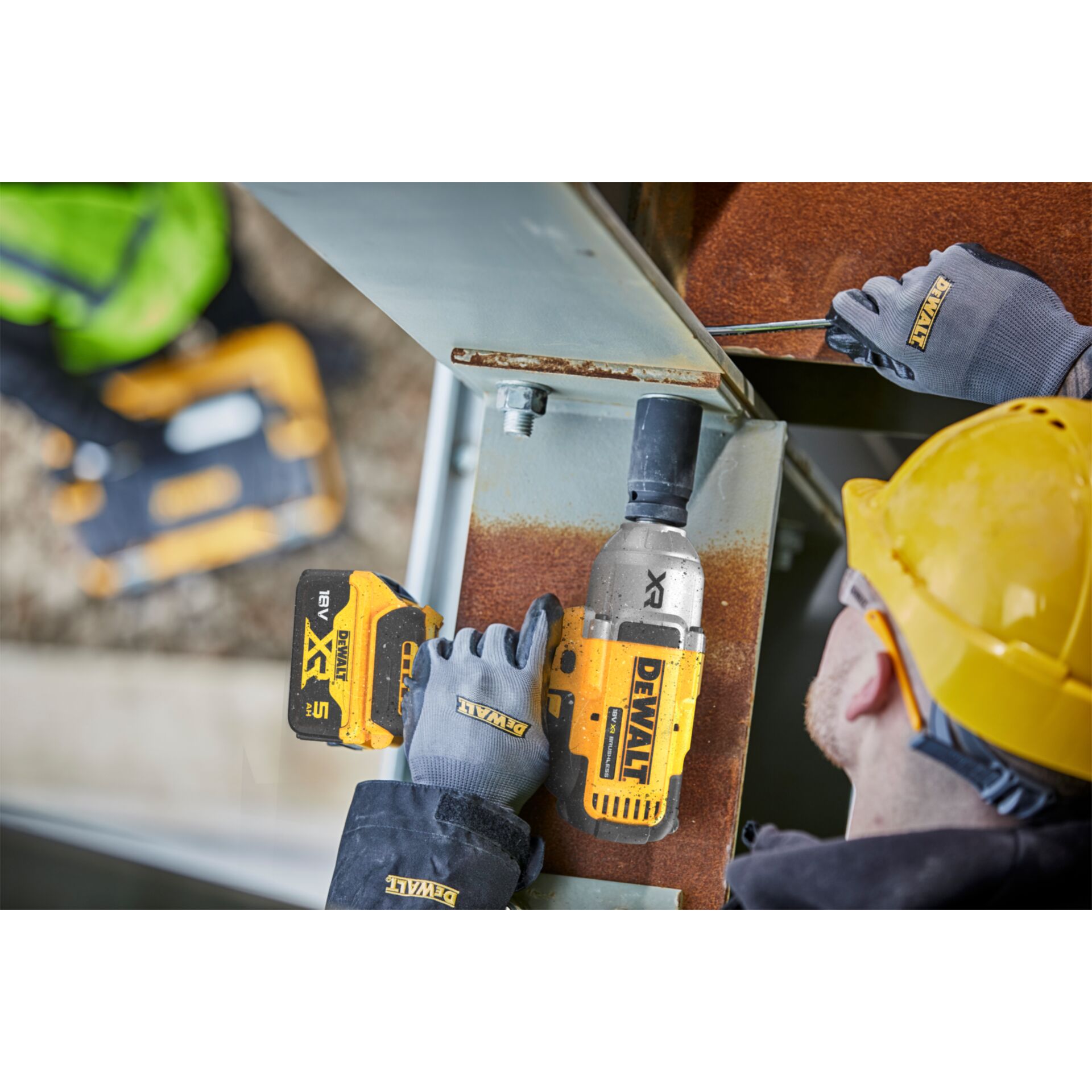 bohrhammer, akkuBohrhammer, DeWalt, baustellenwerkzeug, metallwerkstück