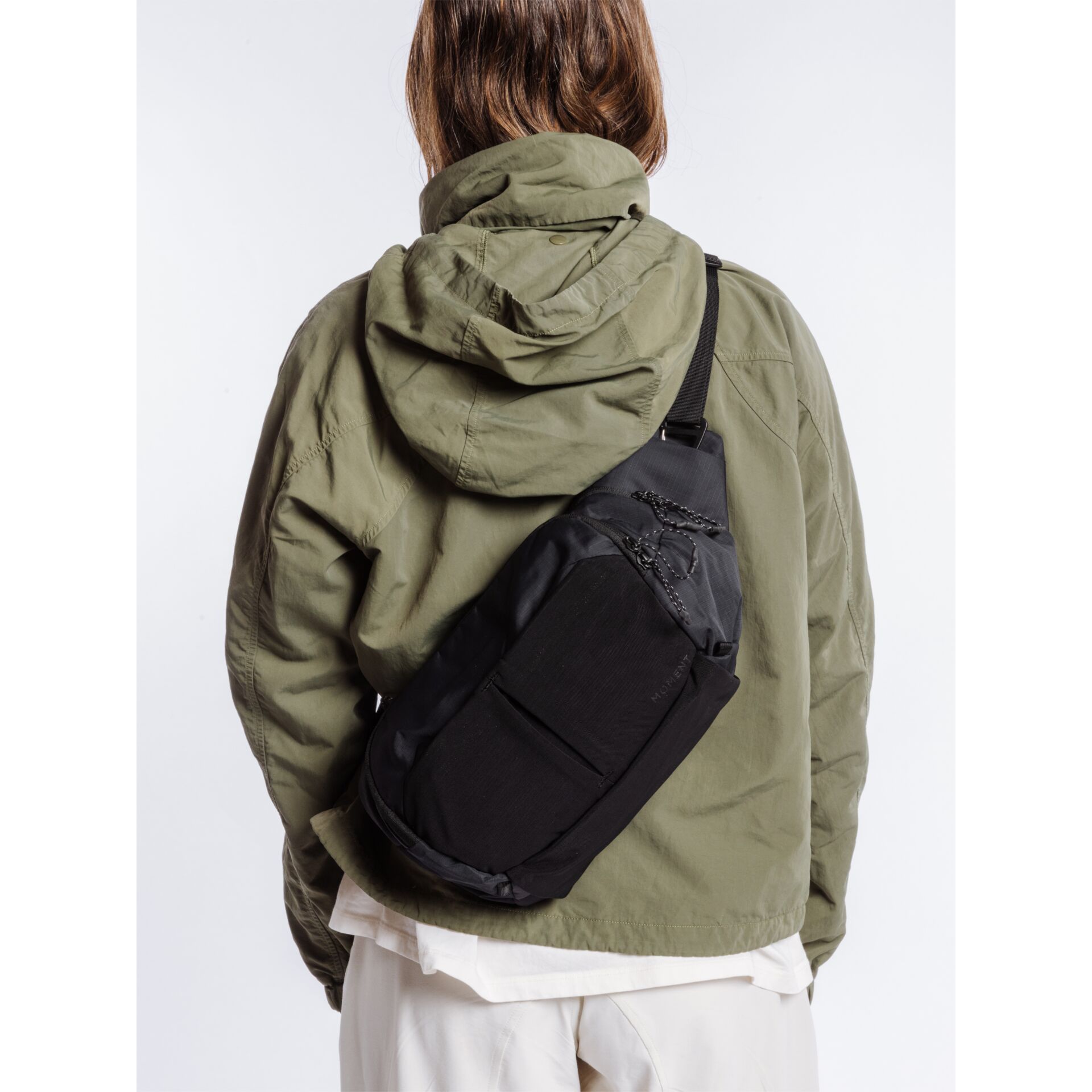 Dunkelgrüne Jacke, Umhängetasche, Rucksack, Hoodie, Backpack