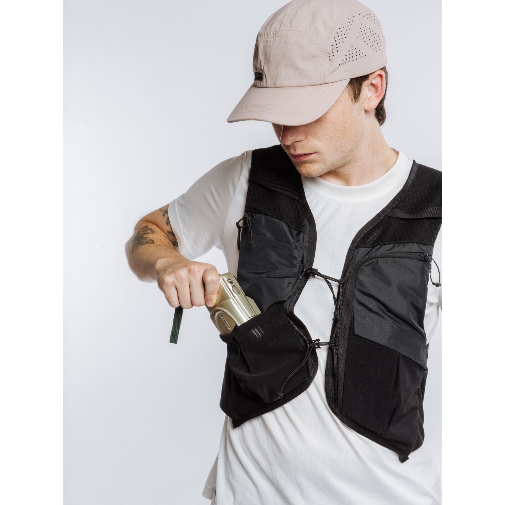 weste, mehrere taschen, kappe?, reissverschlusstaschen, cap, mann, beige cap