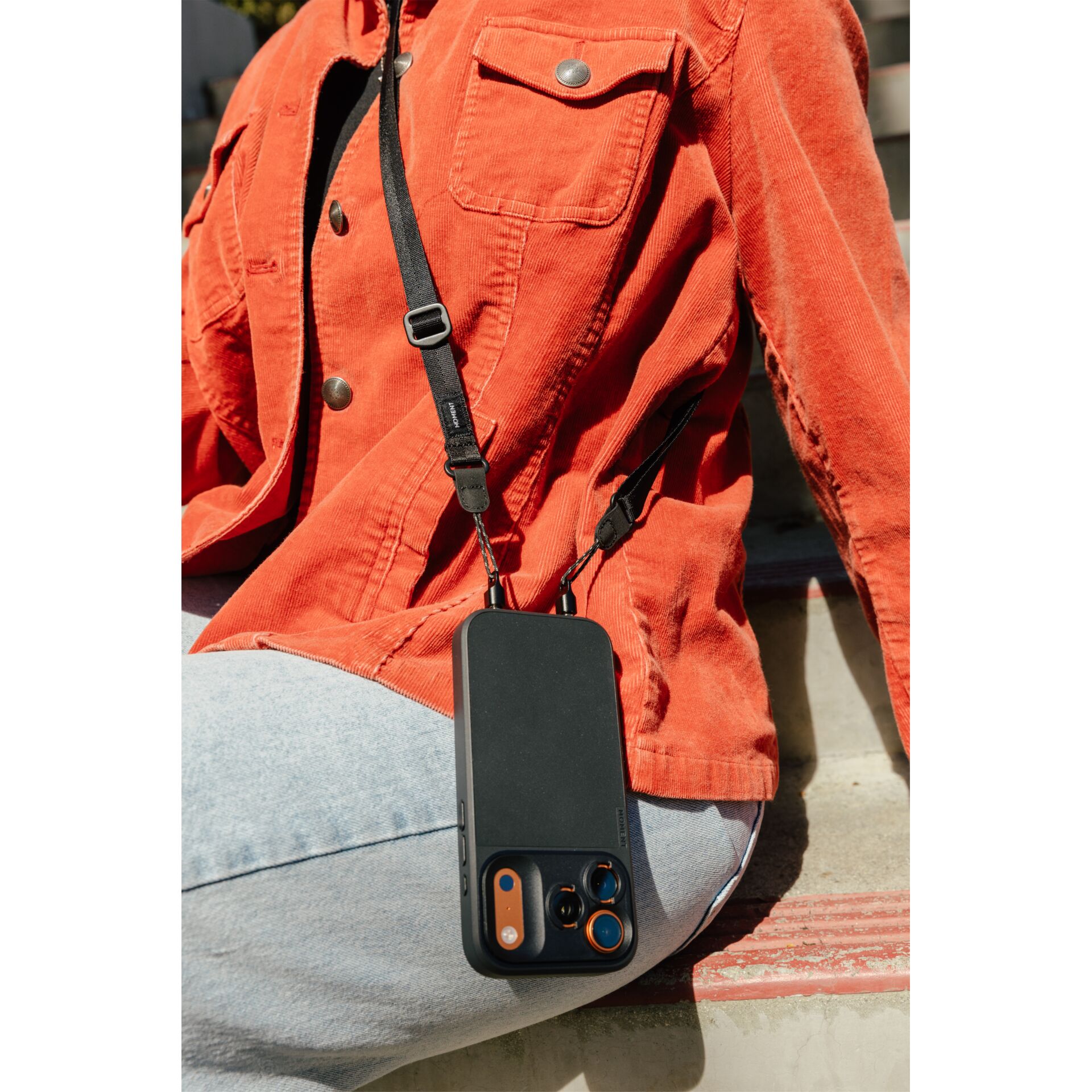 Handyhülle, Magnetischer Trageriemen, Crossbody-Hülle, Orangene Jacke, Casual-Outfit