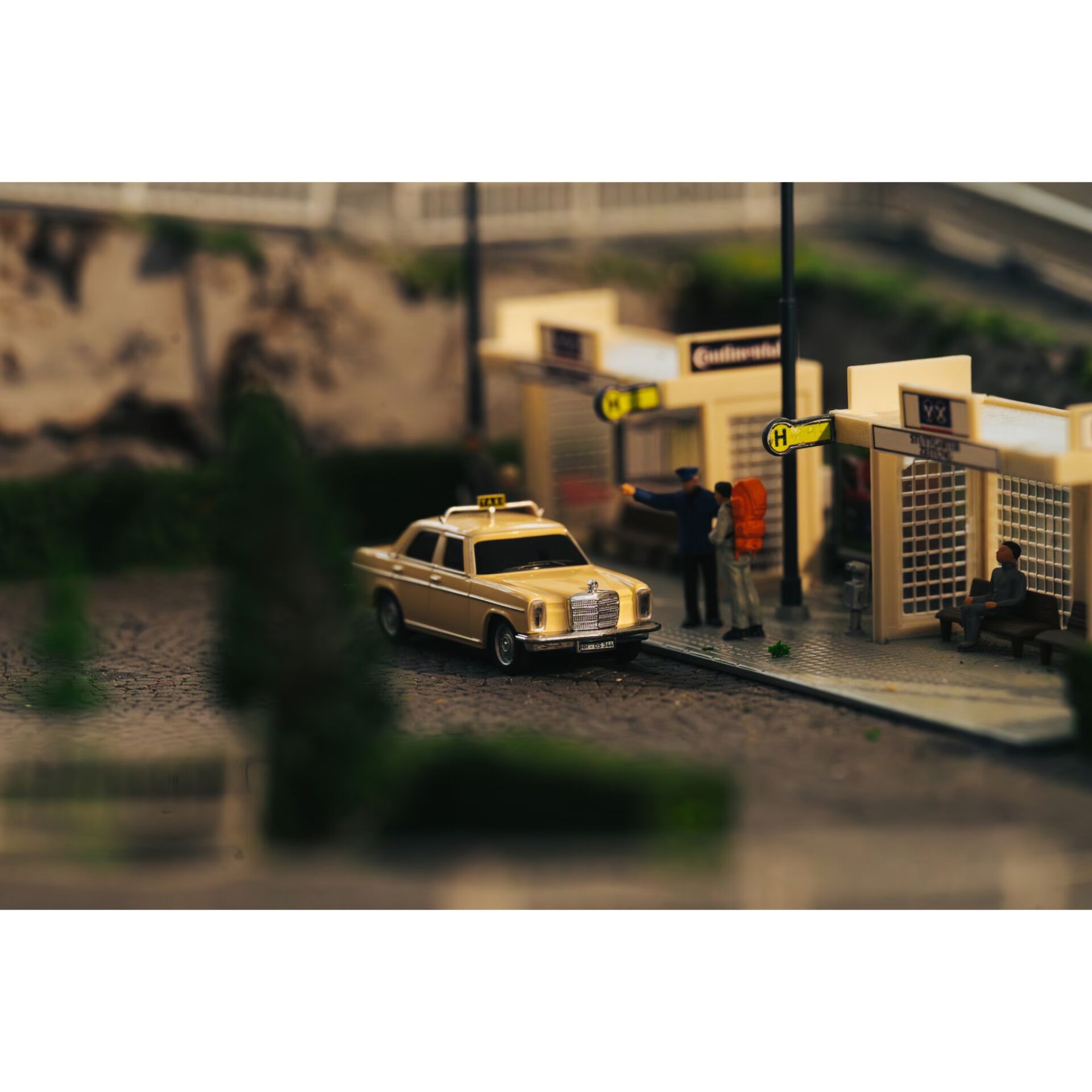 Modellbahn-Szene, Taxi Auto, Miniaturwelt, Goldfarbig, Bahnsteig-Schild