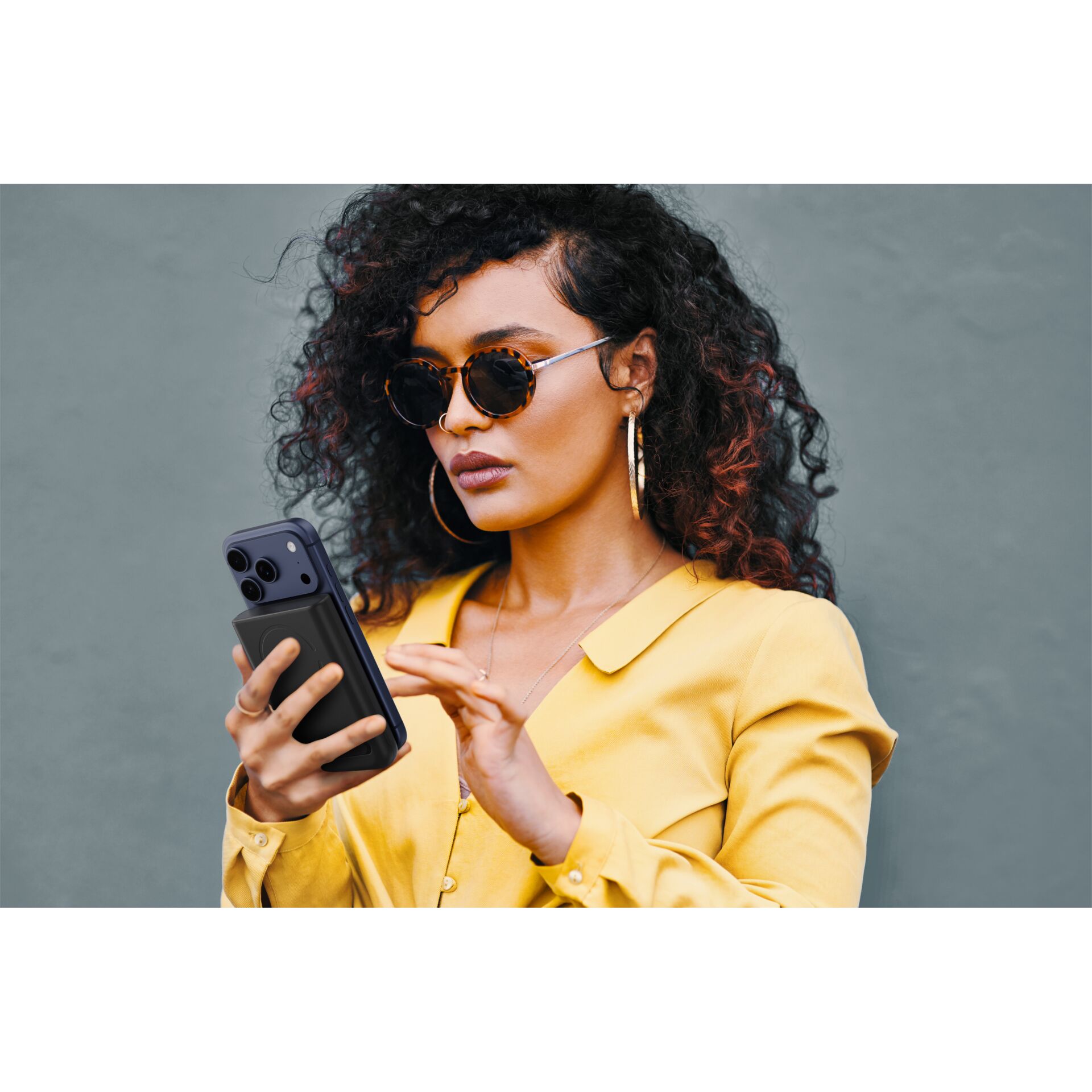 smartphone, phone case, sonnenbrille, gelbe bluse, hülsenohrringe