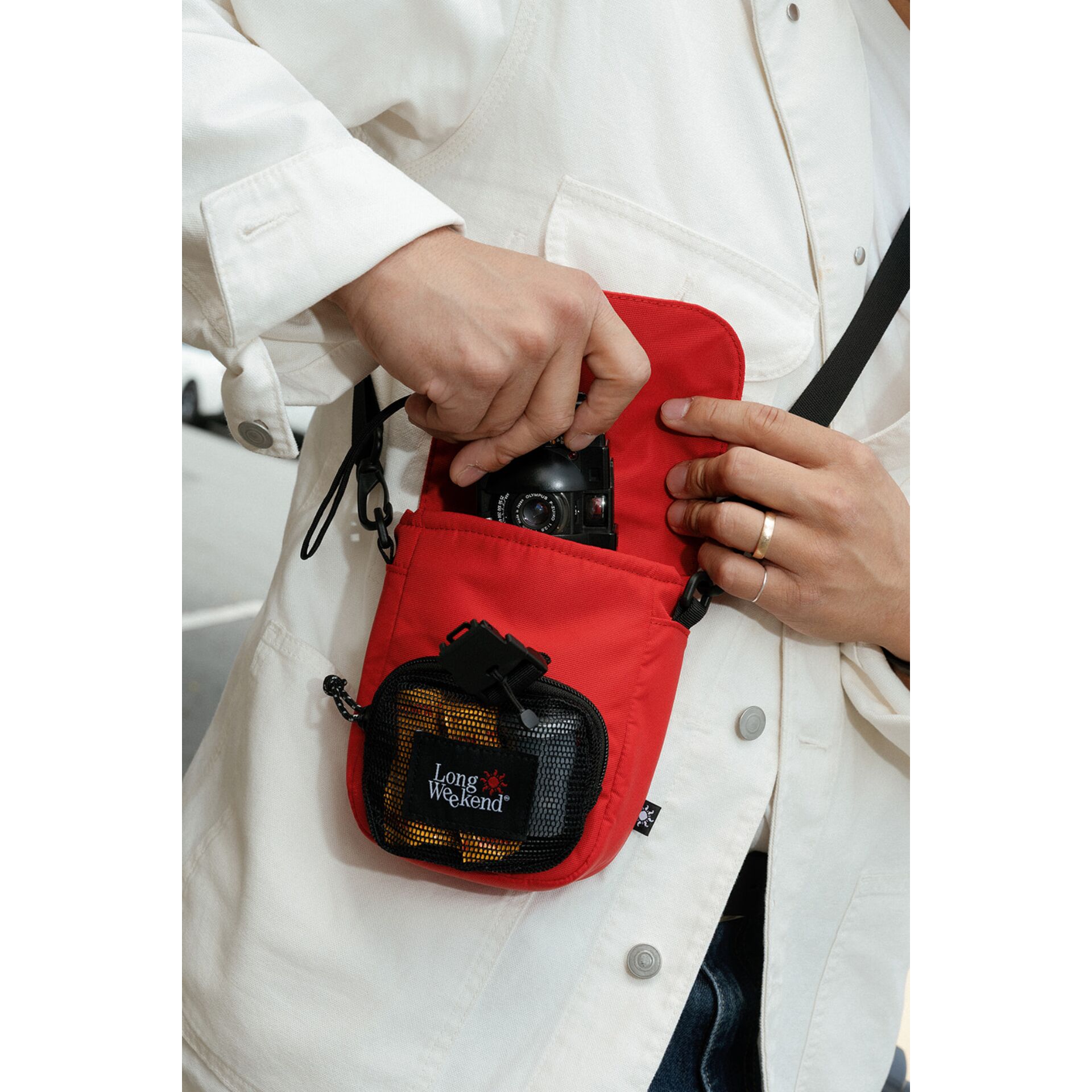 kamera-tasche, rote-tasche, pouch mit zubehören, gurt, kompakte-aufbewahrung