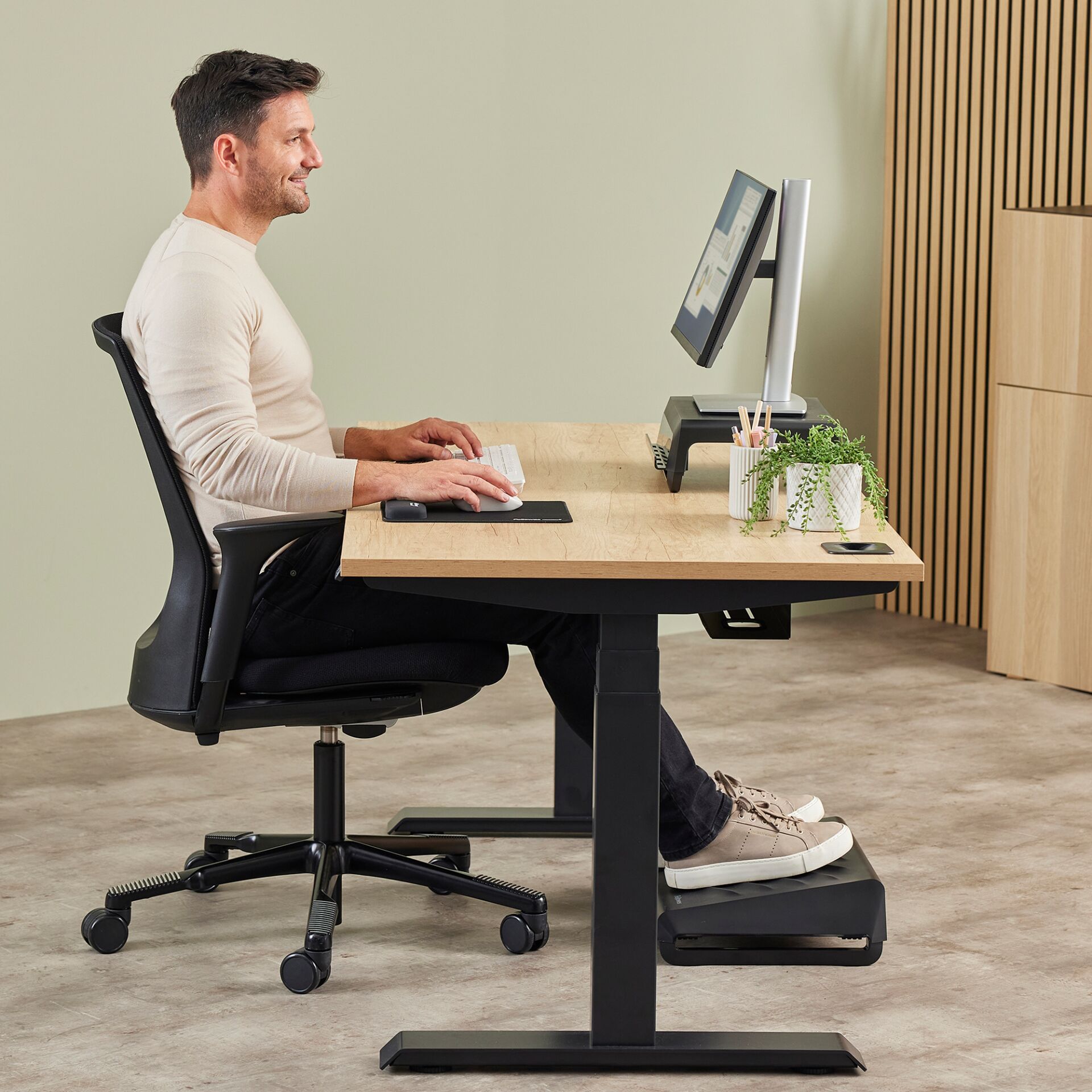 Moebel, Tabelle, Schreibtisch, Stuhl, Person