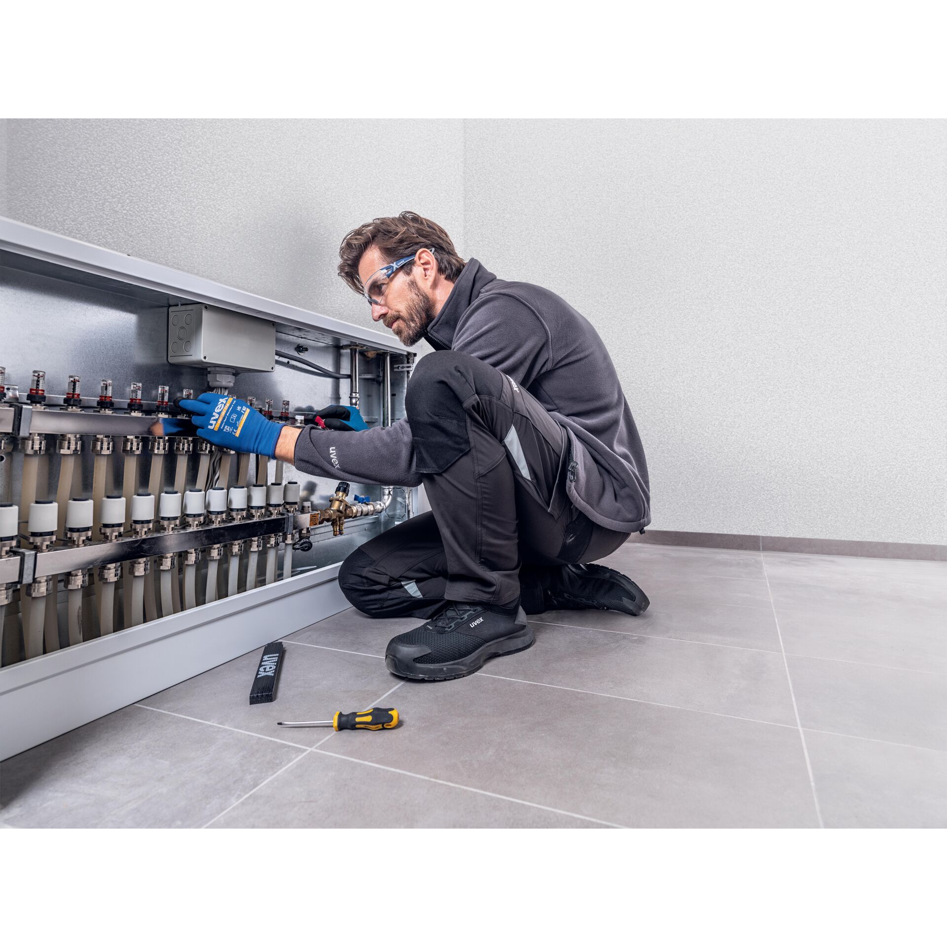 Kniend, Handschuh, Schraubenzieher, Arbeiter, Innenarchitektur