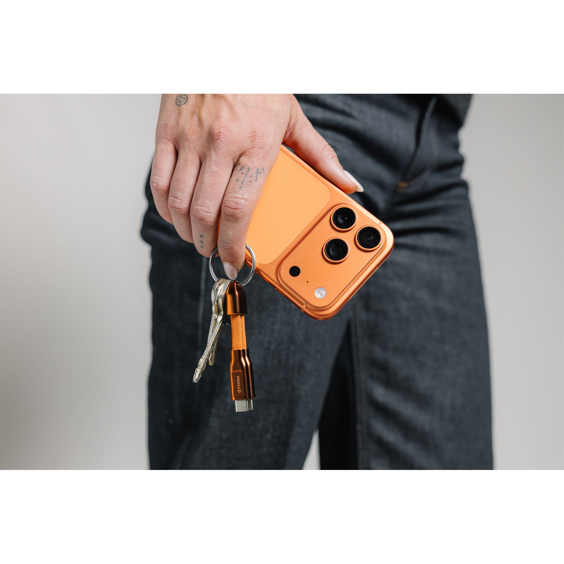 orange Smartphone, Triple Kamera, Telefon mit Schlüsselbund, Mobilzubehör, USB-C Anschluss