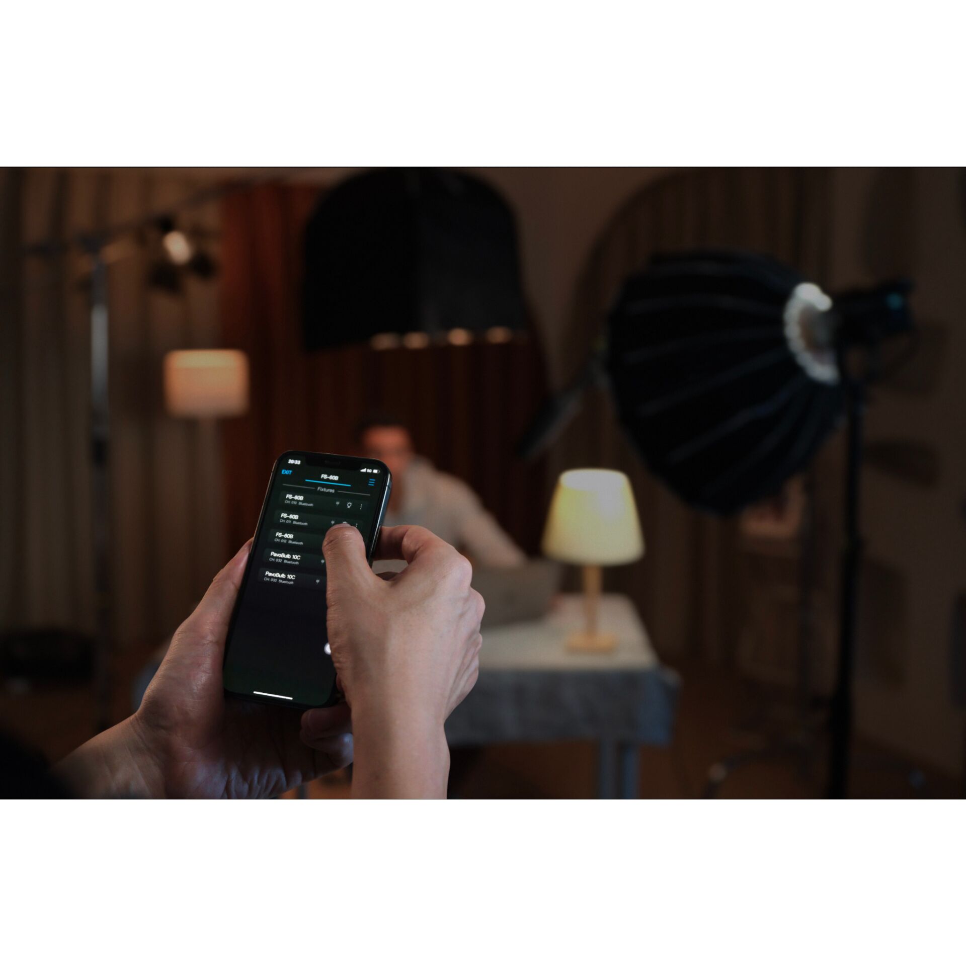 smartphone, hände, studio, beleuchtung, tischlampe