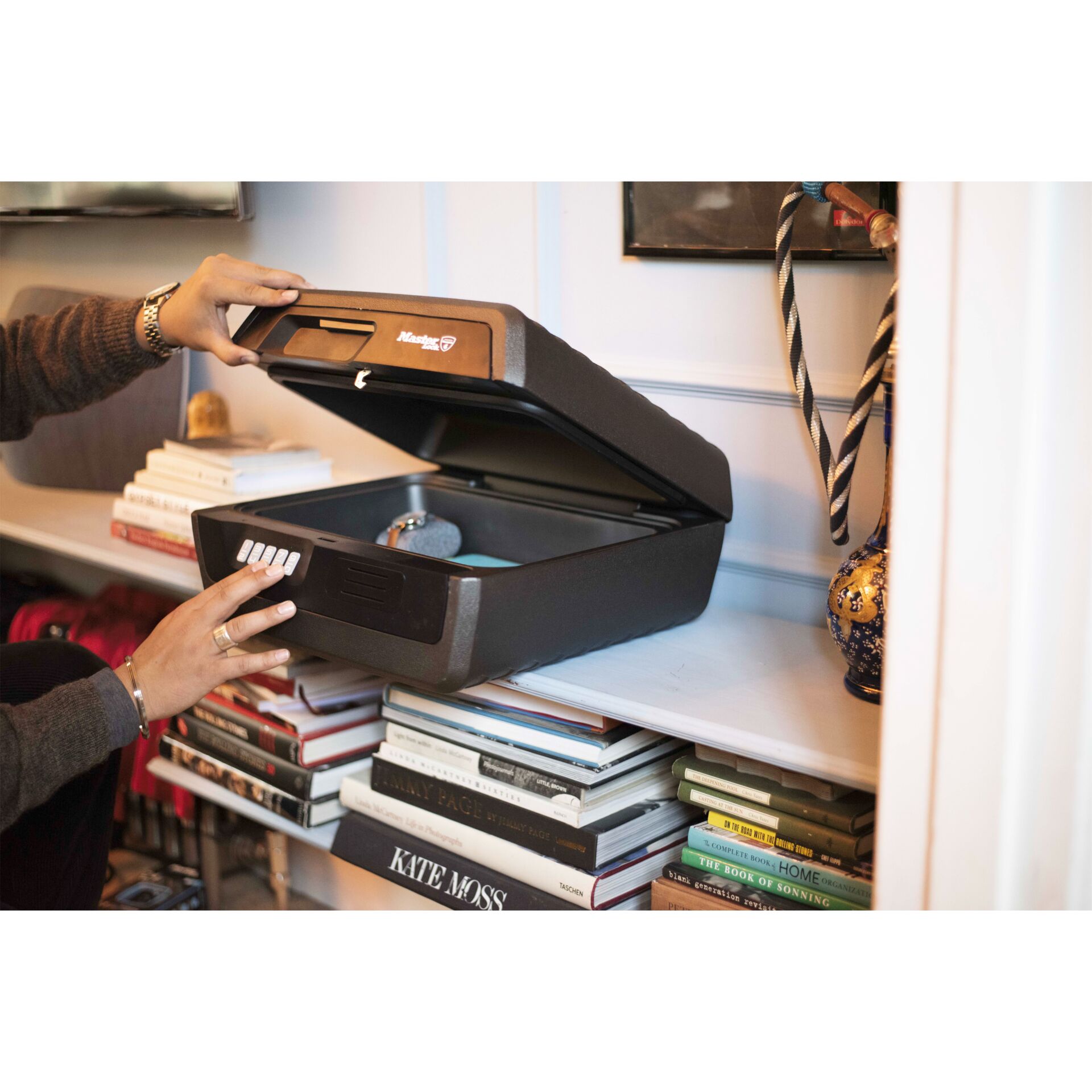 Ring, Innenarchitektur, Armreif, Person, Mobiliar