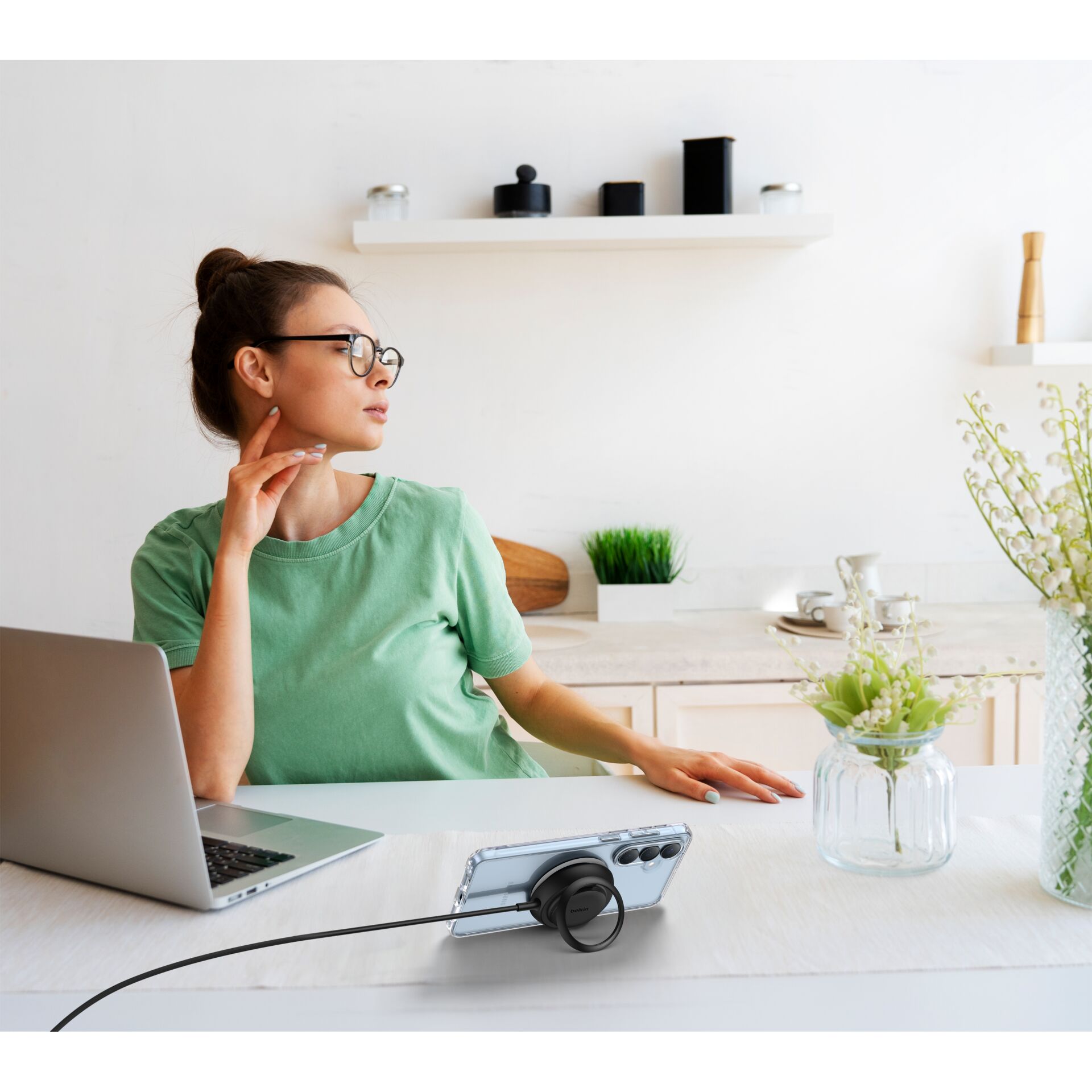 frau, brille, grünes t-shirt, kopfhörer, arbeitsplatz