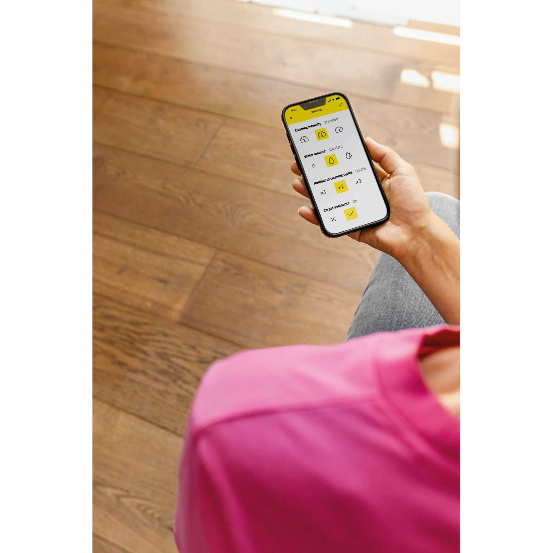 Smartphone, Mobile App, Fernbedienung, Gelbe Akzente, Handgerät, smartphone, mobile app, Bildschirm, Handgerät, gelbe Benutzeroberfläche