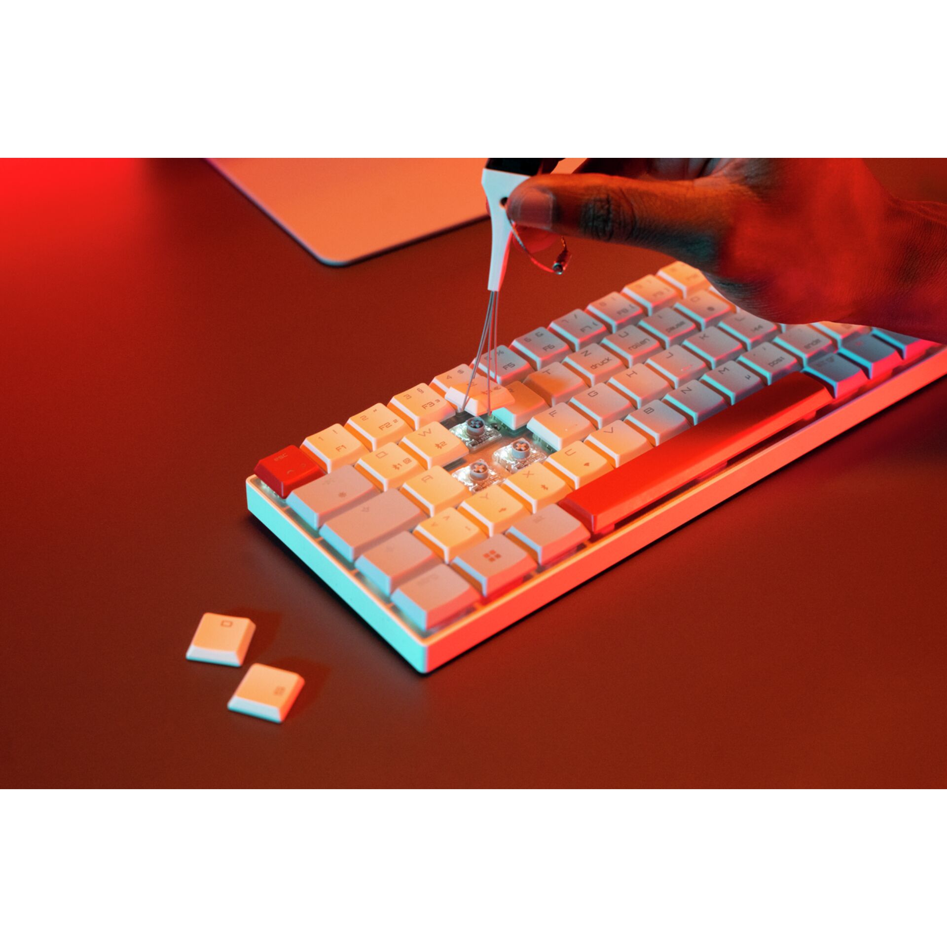 mechanische Tastatur, Keycaps, weiße Tasten, rote Akzente, Patch-Kabel