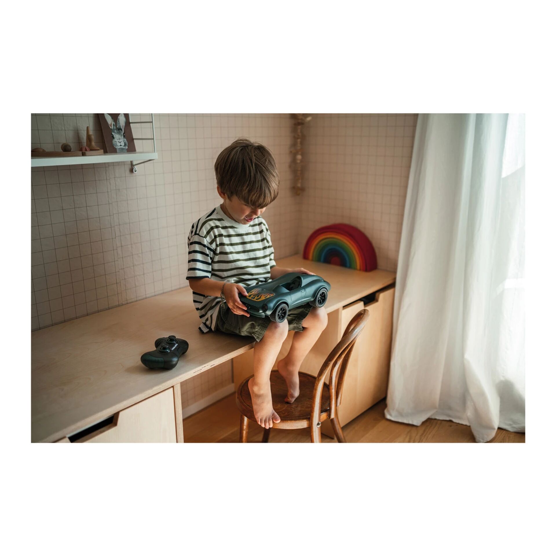 Person, Sitzen, Innenarchitektur, Junge, Kind