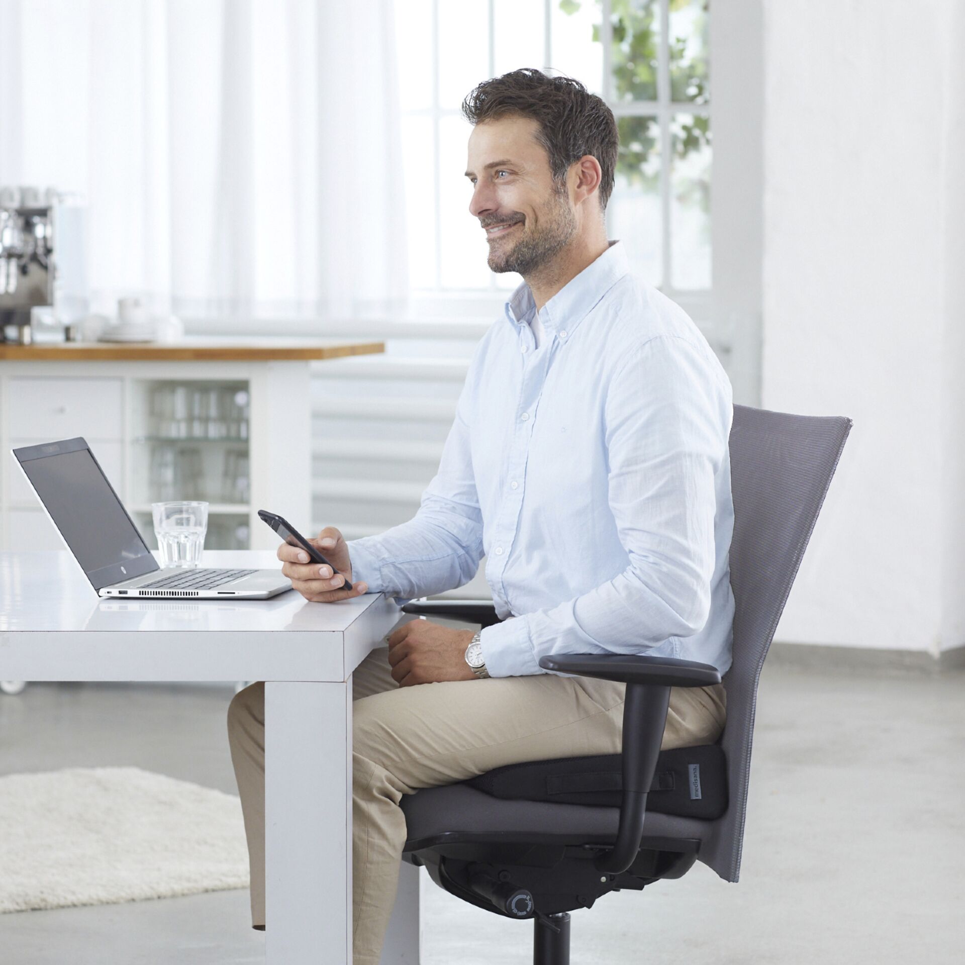 Person, Sitzen, Mobiliar, Erwachsener, Mann