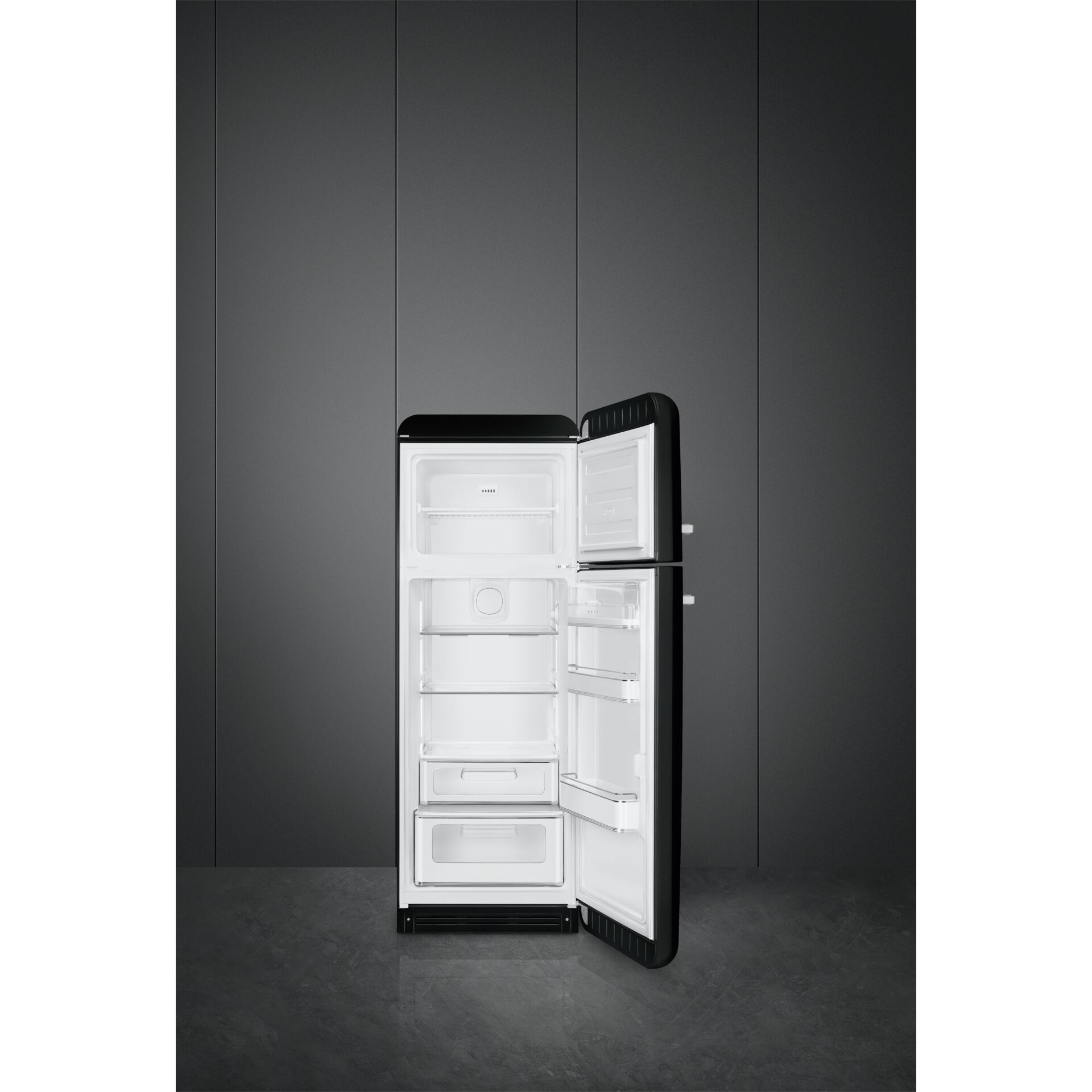 kleinerer kühlschrank, einbaukühlschrank, offengelegter kühlschrank, getrennte tür, schwarz-weiß