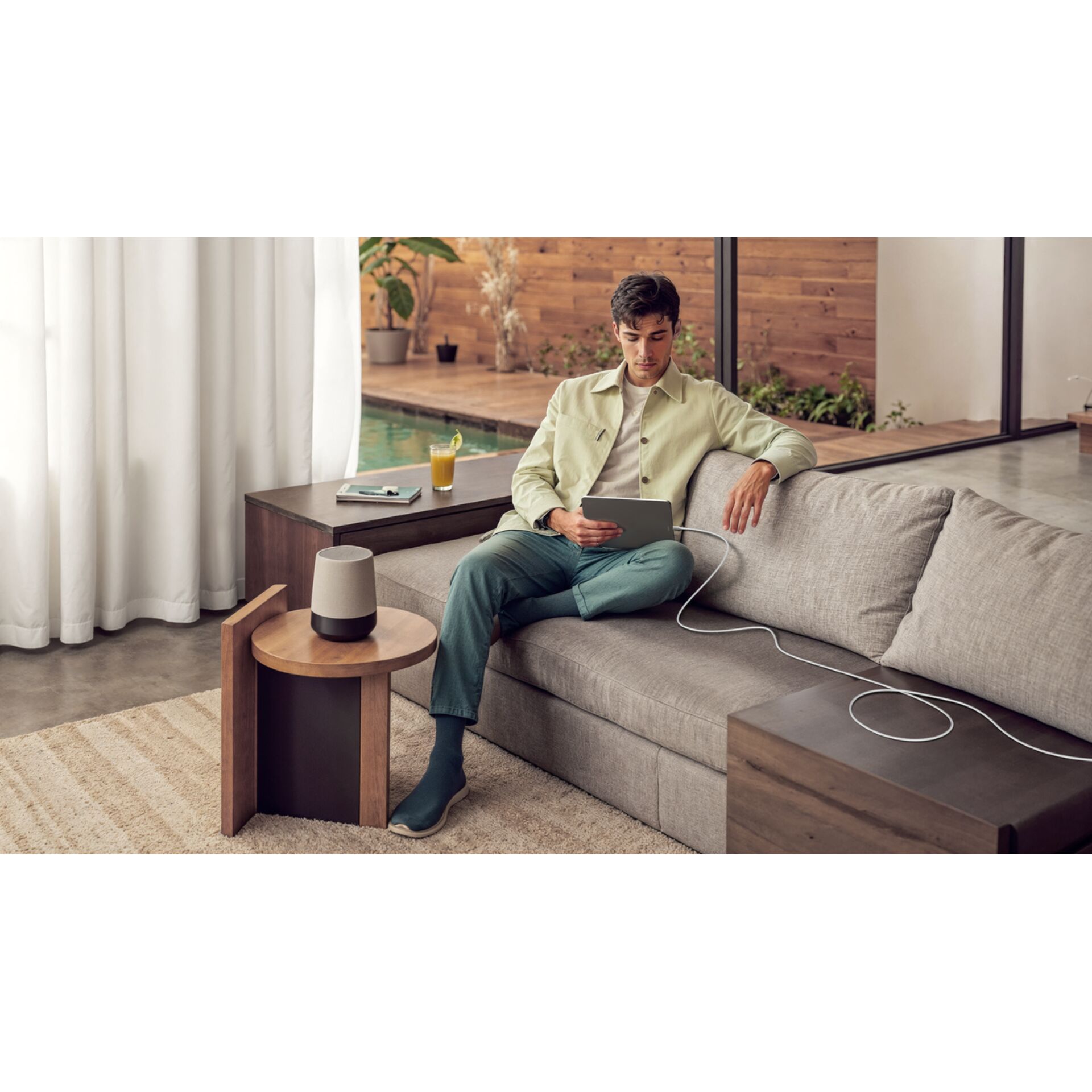 Wohnzimmer, Sofa, Laptop/Tablet, Smart Speaker, Kabel/Kabelsalat