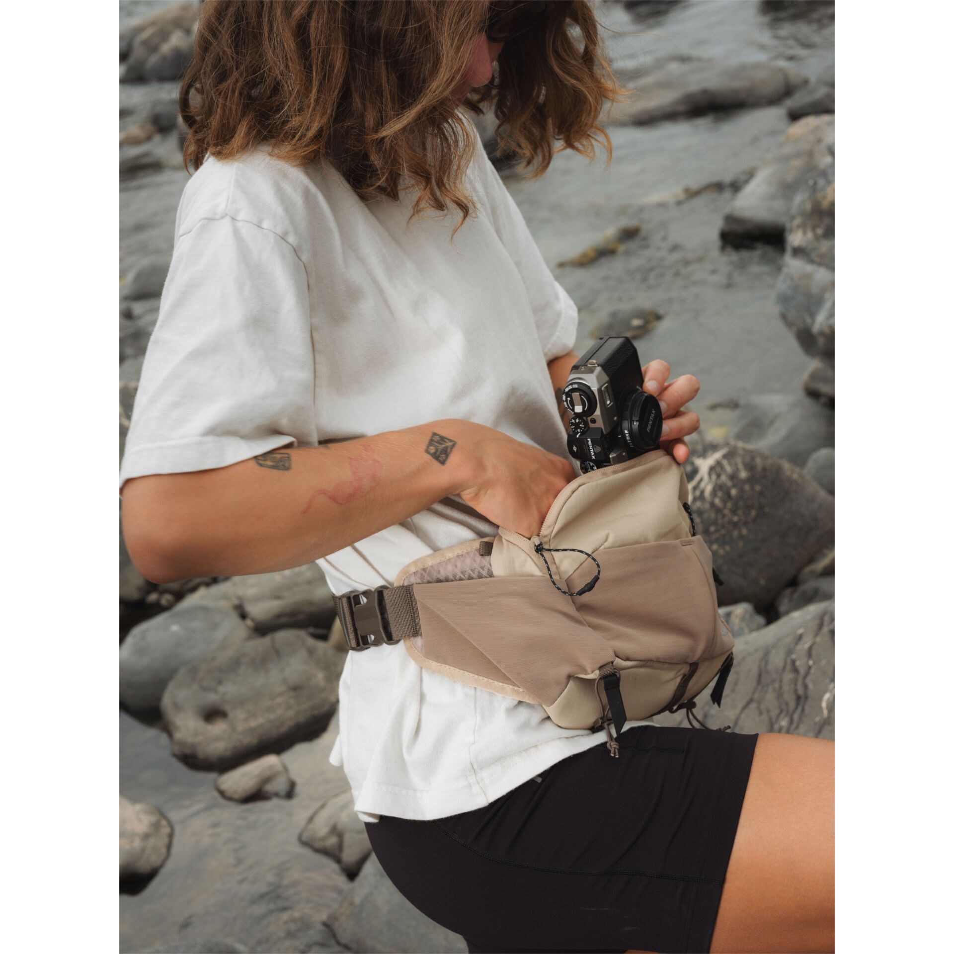 Taillierte Bauchtasche, Gürteltasche, Beige, Material: Nylon, Kamera-Halterung