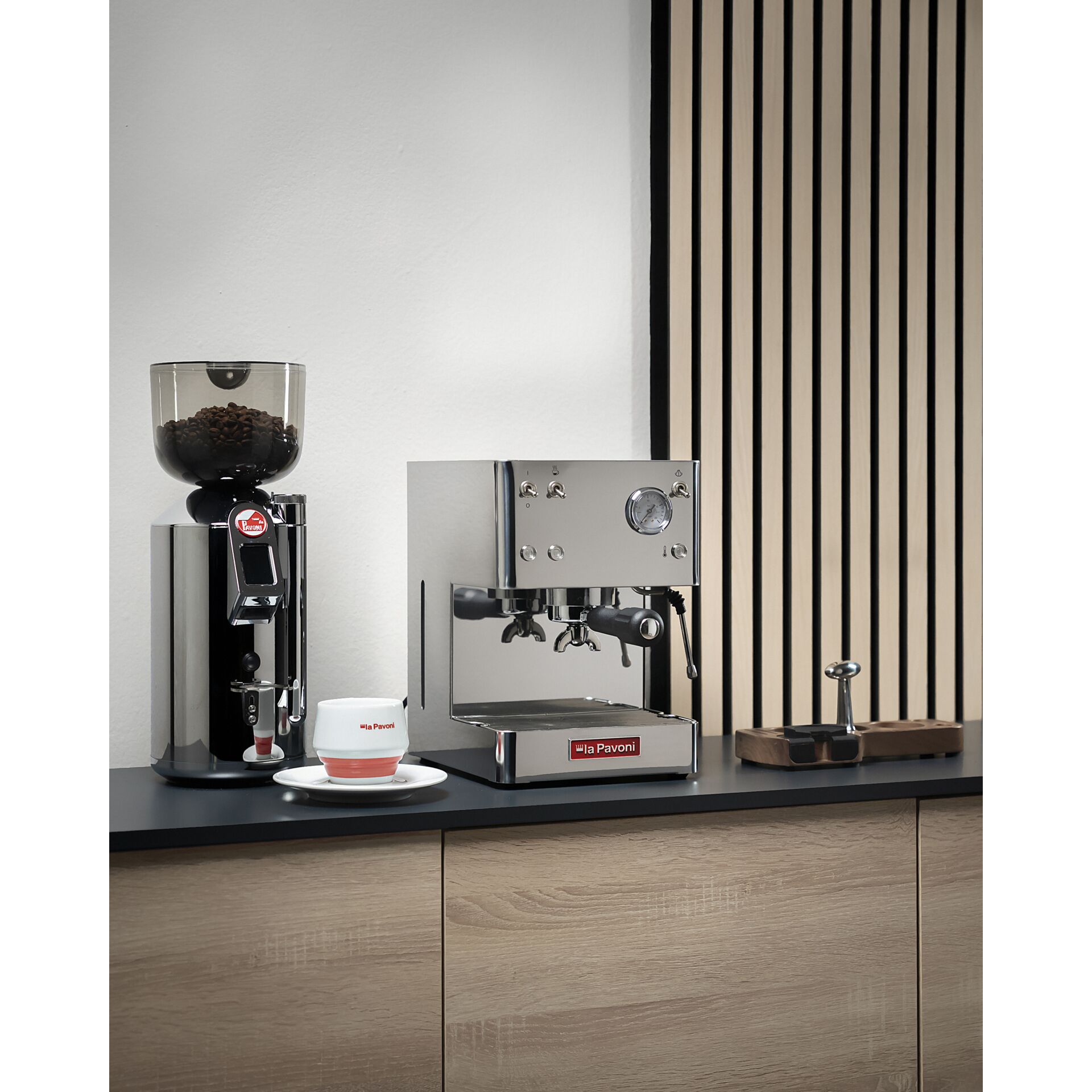 Drinnen, Innenarchitektur, Tasse, Elektrisches Gerät, Schalter