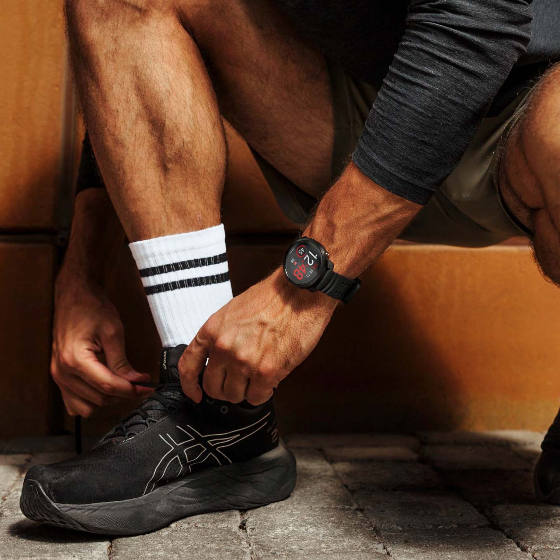 sporthose, fußbekleidung, uhr, schuh, tape