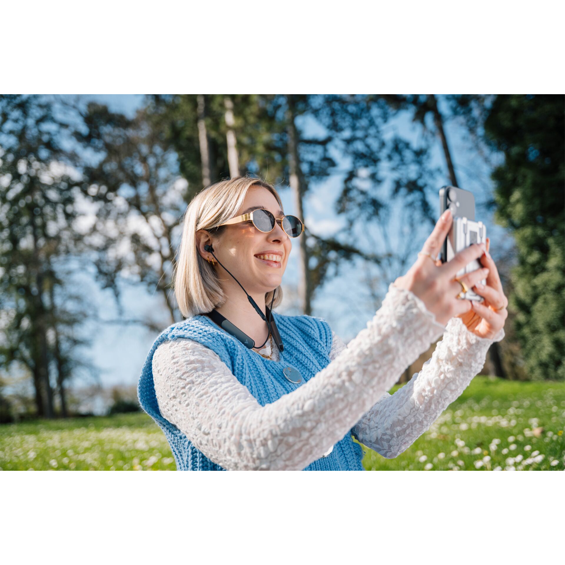 Sonnenbrille, Selfie, Draußen, Blaue Strickjacke, Telefonhalter