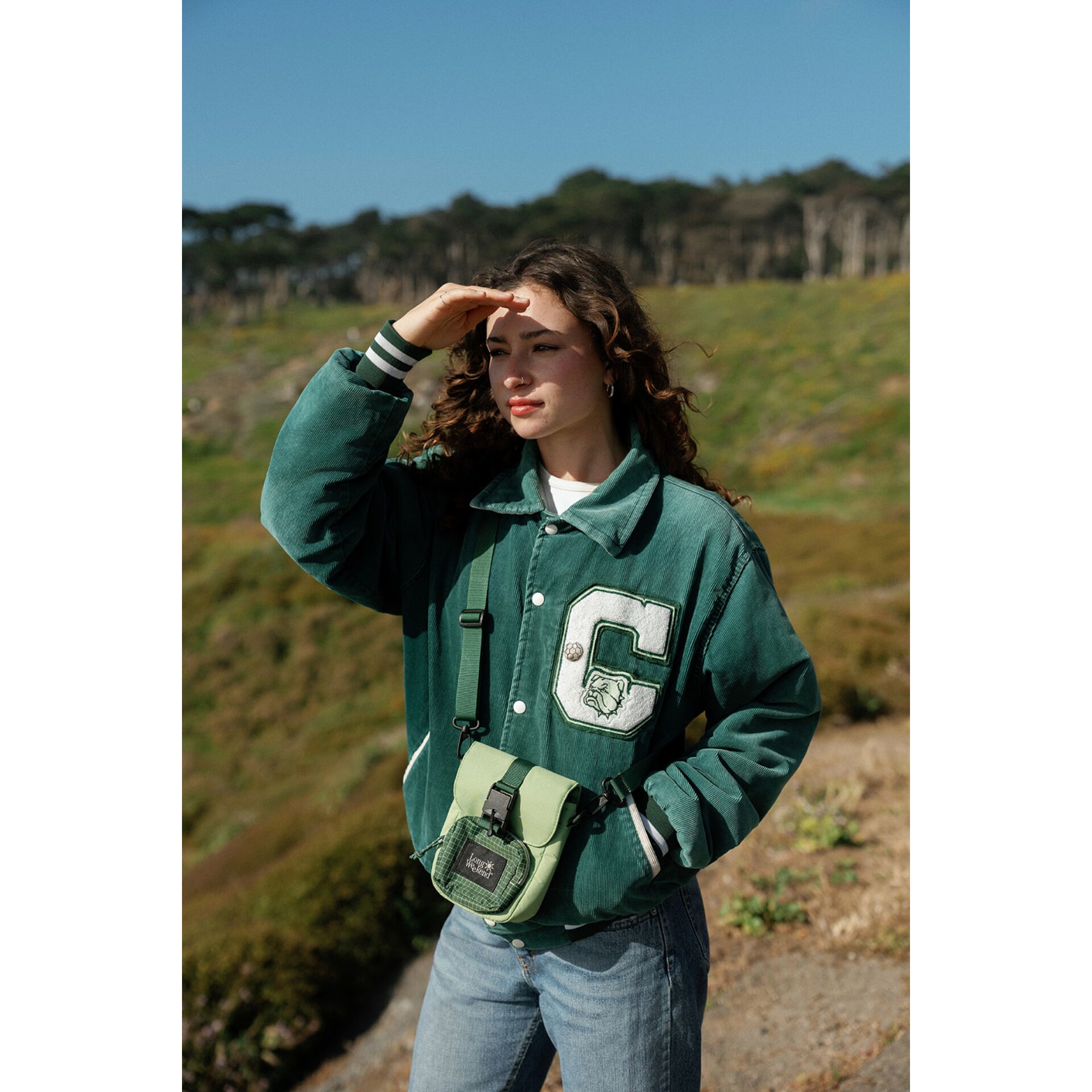 grünjacke, Varsity-Jacke, Kernfarbe grün, Straptragetasche, Jeans