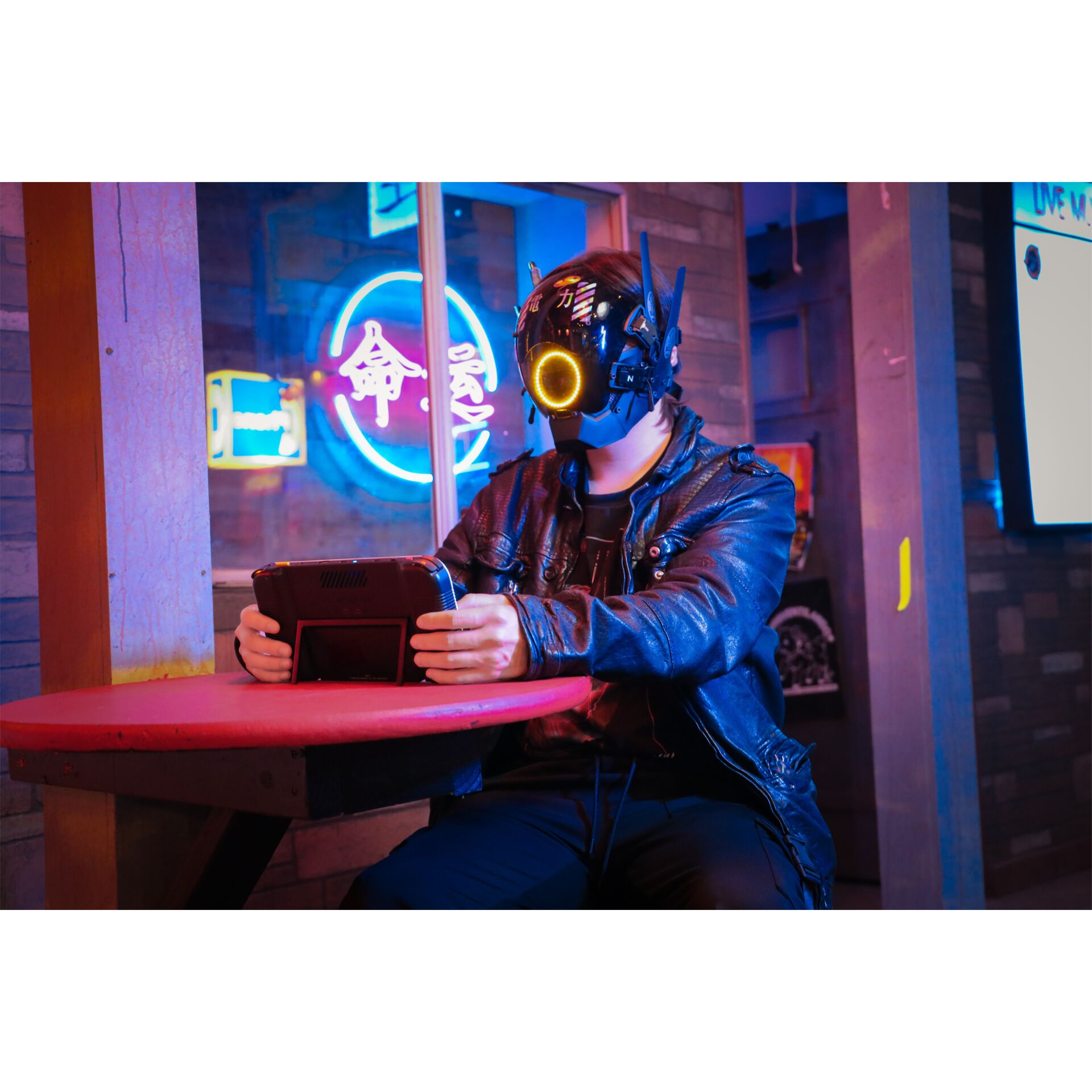 VR-Headset, Goggles, Neon-lit, Lederjacke, Tischplatte