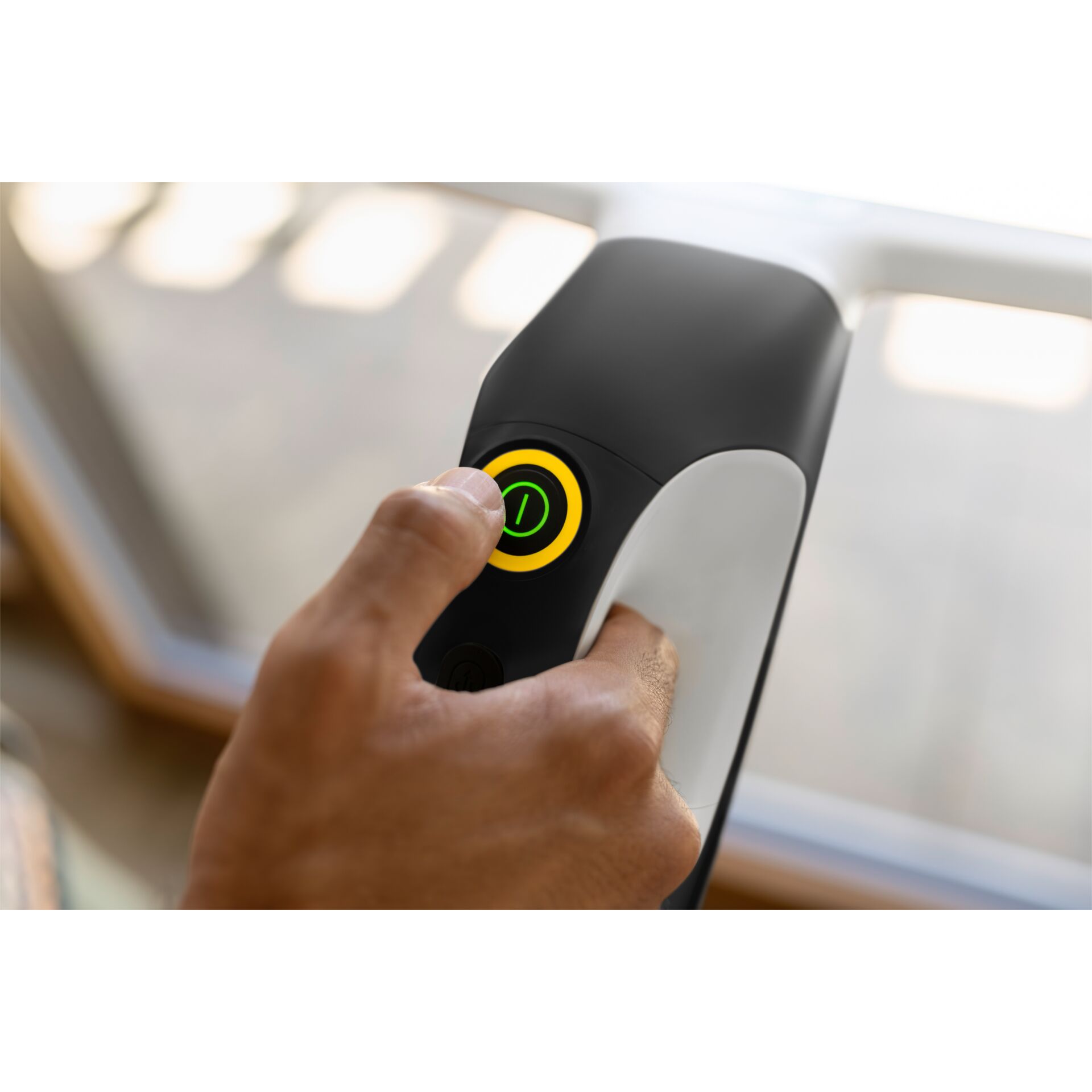 Startknopf, grünes Power, Elektrogerät, handheld, schwarz-grau