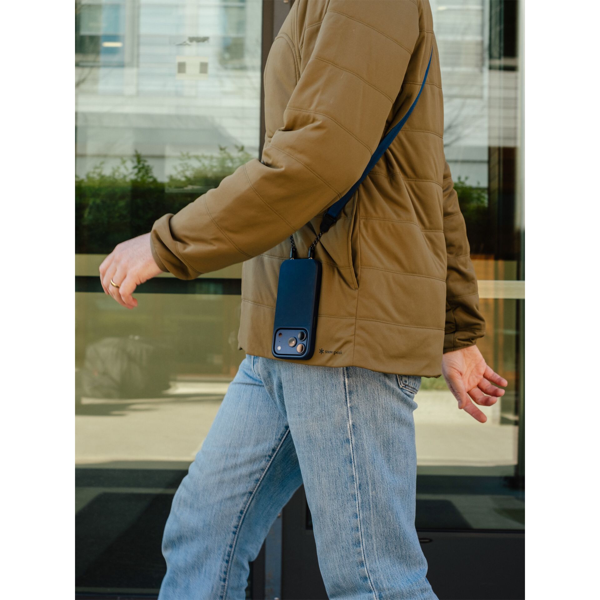  jacke, Daunenjacke, beige, blaue_handyhülle, brustgurt/trave strap