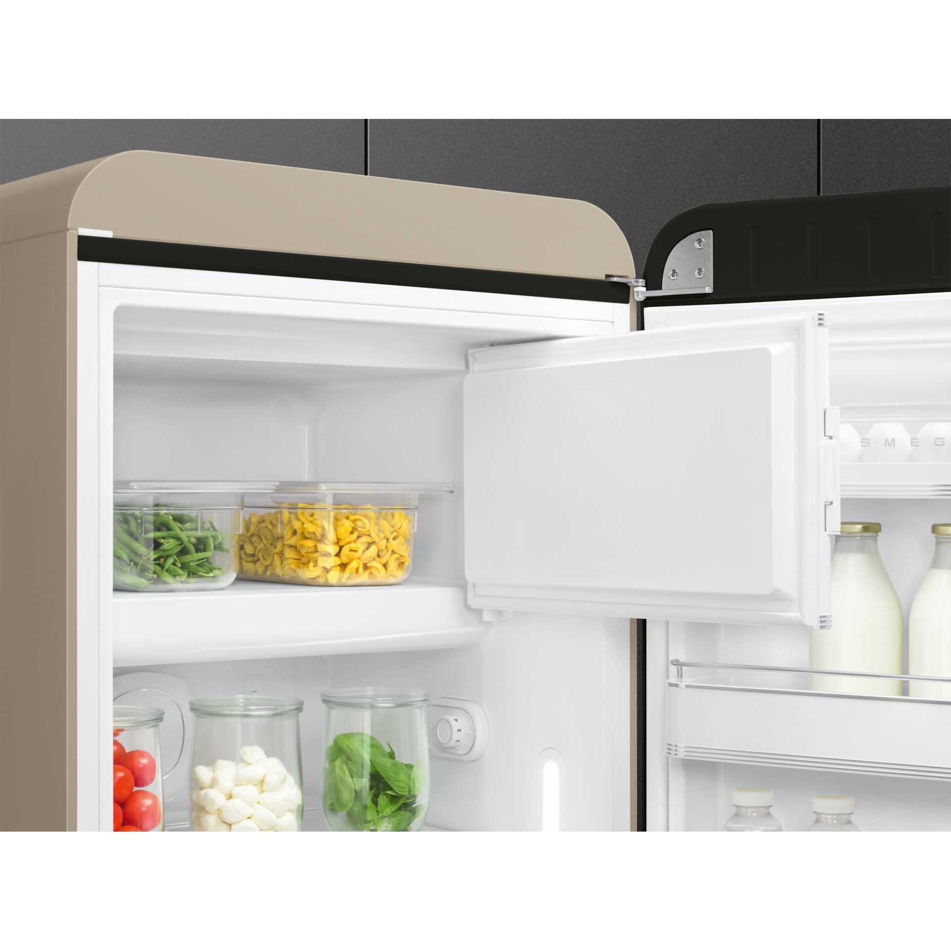 kleiner kühlschrank, art gekühlter stauraum, obst und gemüse behälter, glasbehälter, gläser mit lebensmitteln