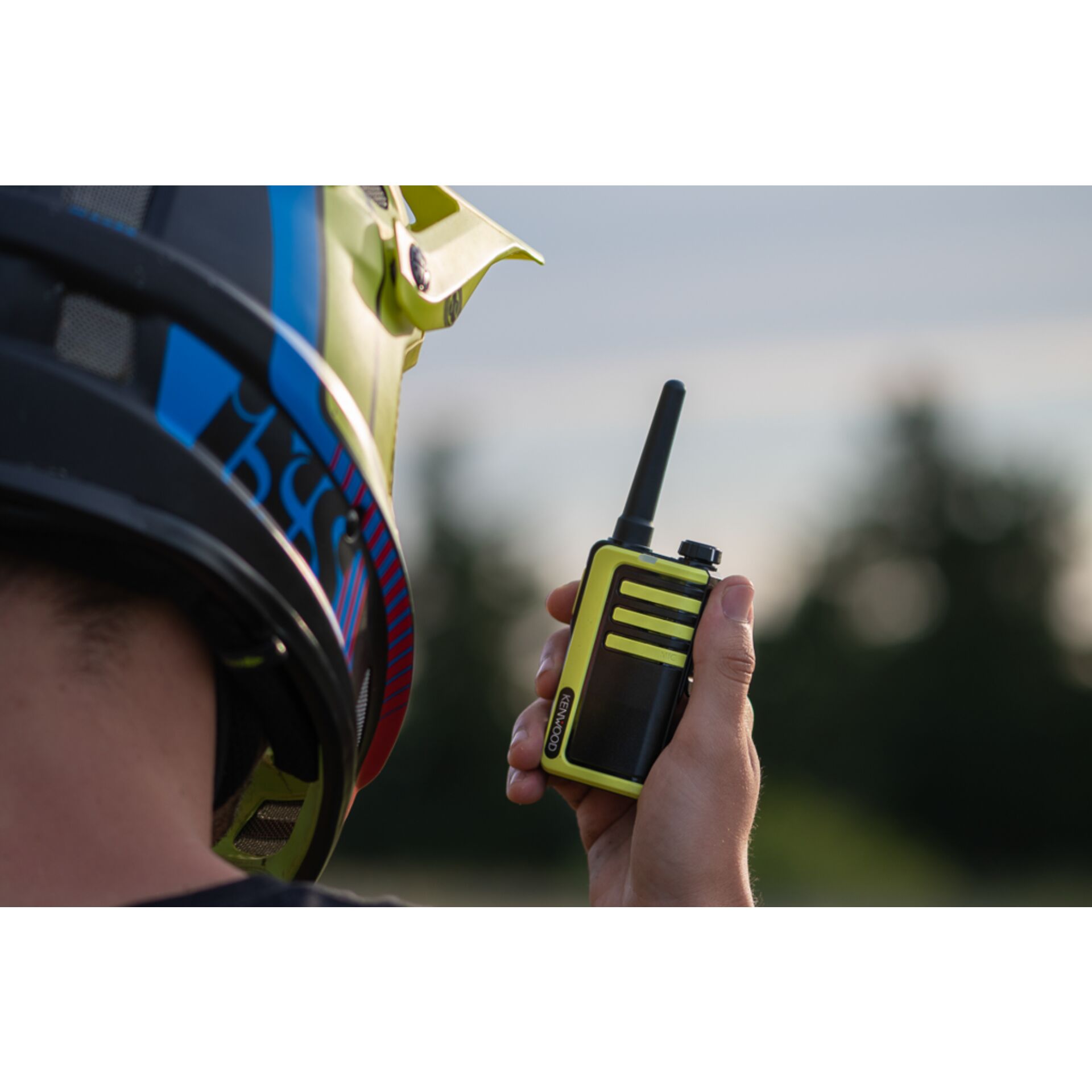 Helme, Bekleidung, Schutzhelm, Finger, Person