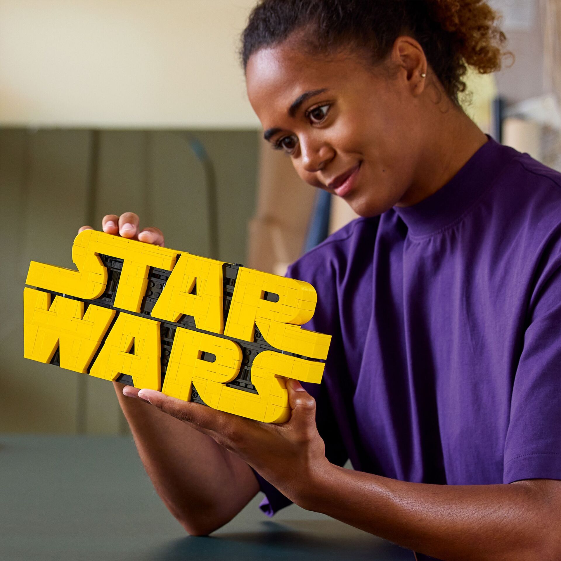 Bekleidung, Ärmel, Person, Gesicht, Kopf