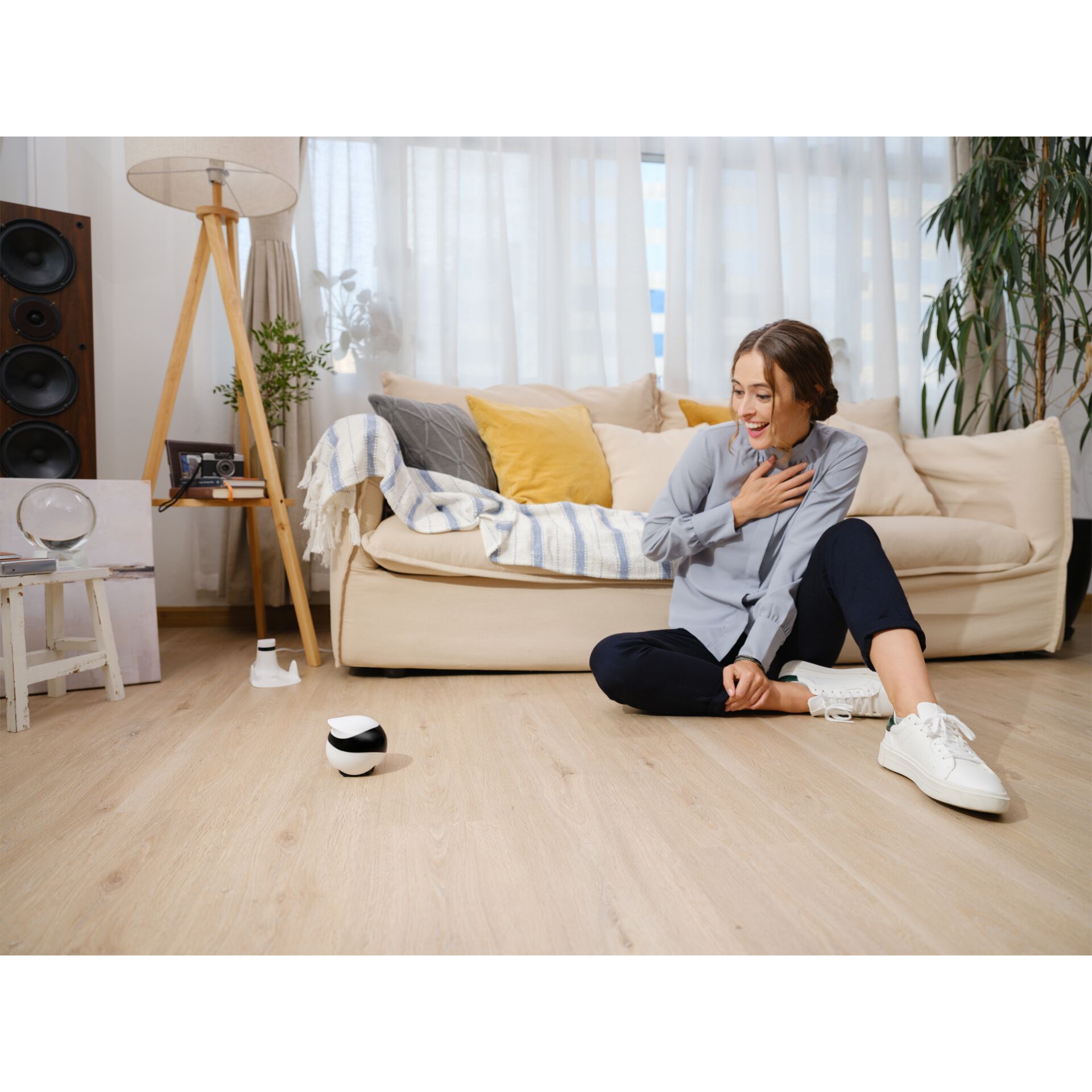 Person, Sitzen, Innenarchitektur, Lampe, Lautsprecher, Person, Sitzend, Innenarchitektur, Lampe, Lautsprecher