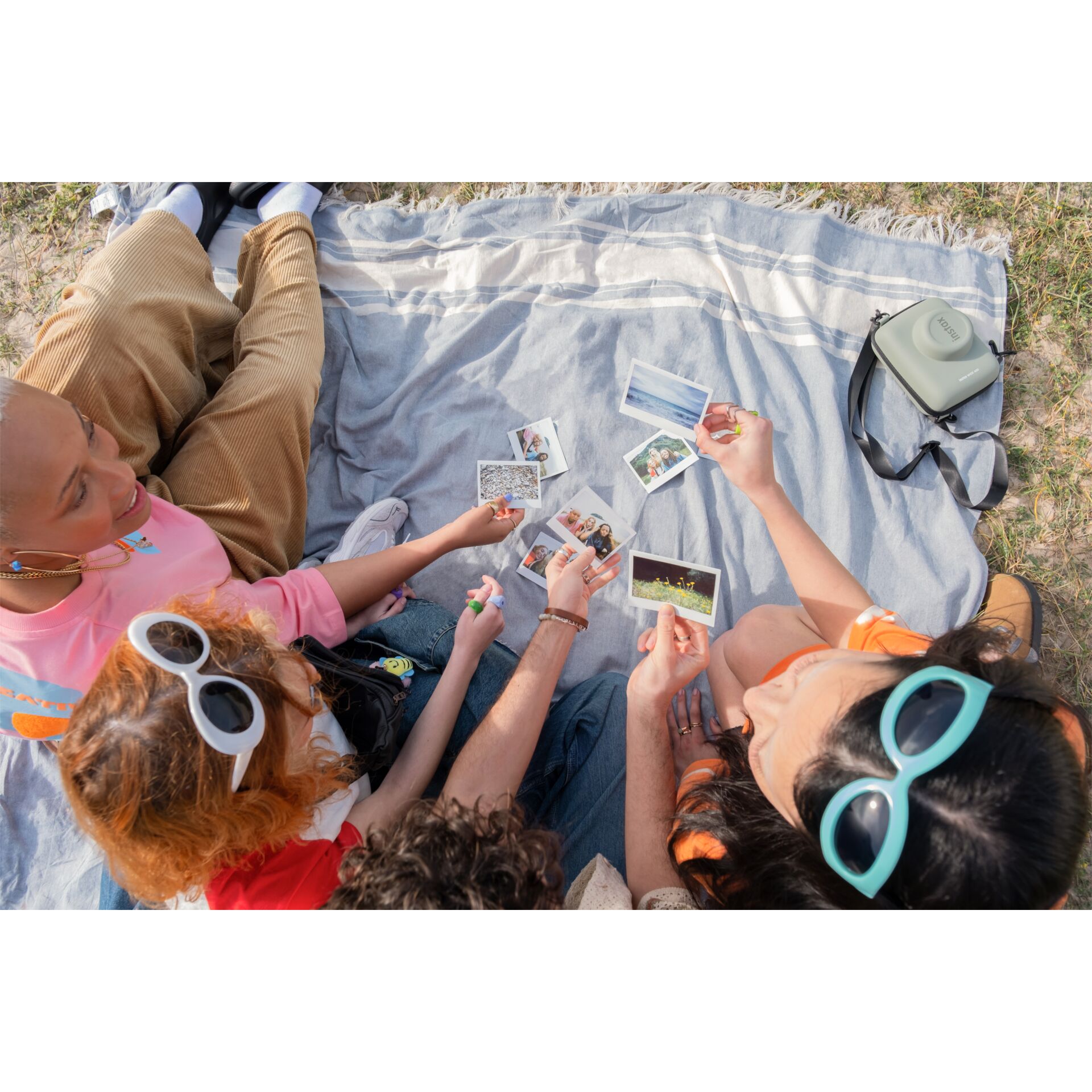 Polaroid-Fotos, Picknick, Sonnenbrillen, Personengruppe, Outdoor-Treffen