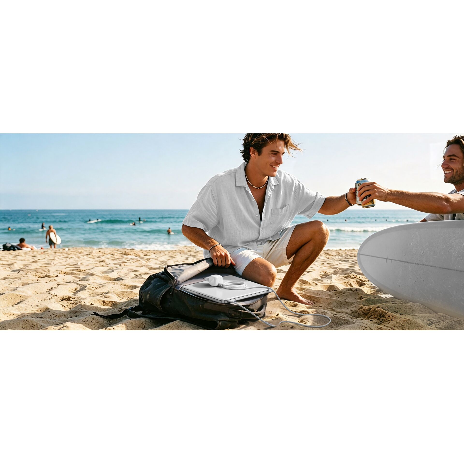 Strand, Hochsee, Surfbord, Rucksack, Kamera/Power Bank