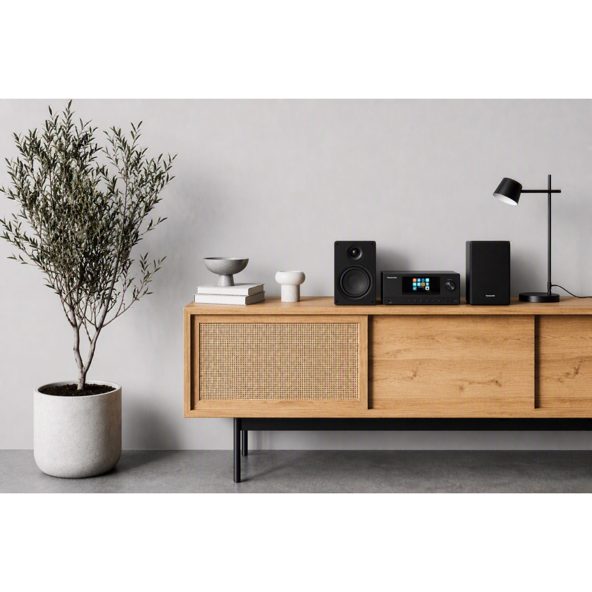 TV-Bank, Stereoanlage, Holzsideboard, Lautsprecher, Dekor