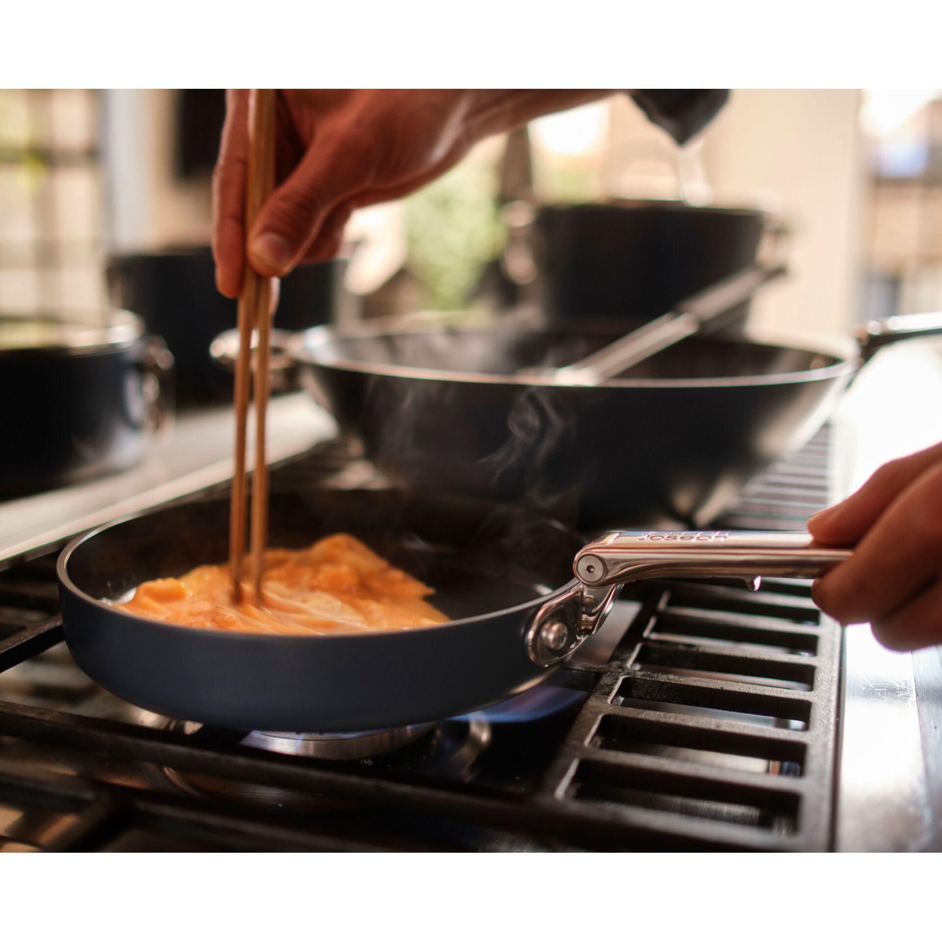 Essen, Essen umrühren, Kochfeld, Kochpfanne, Person