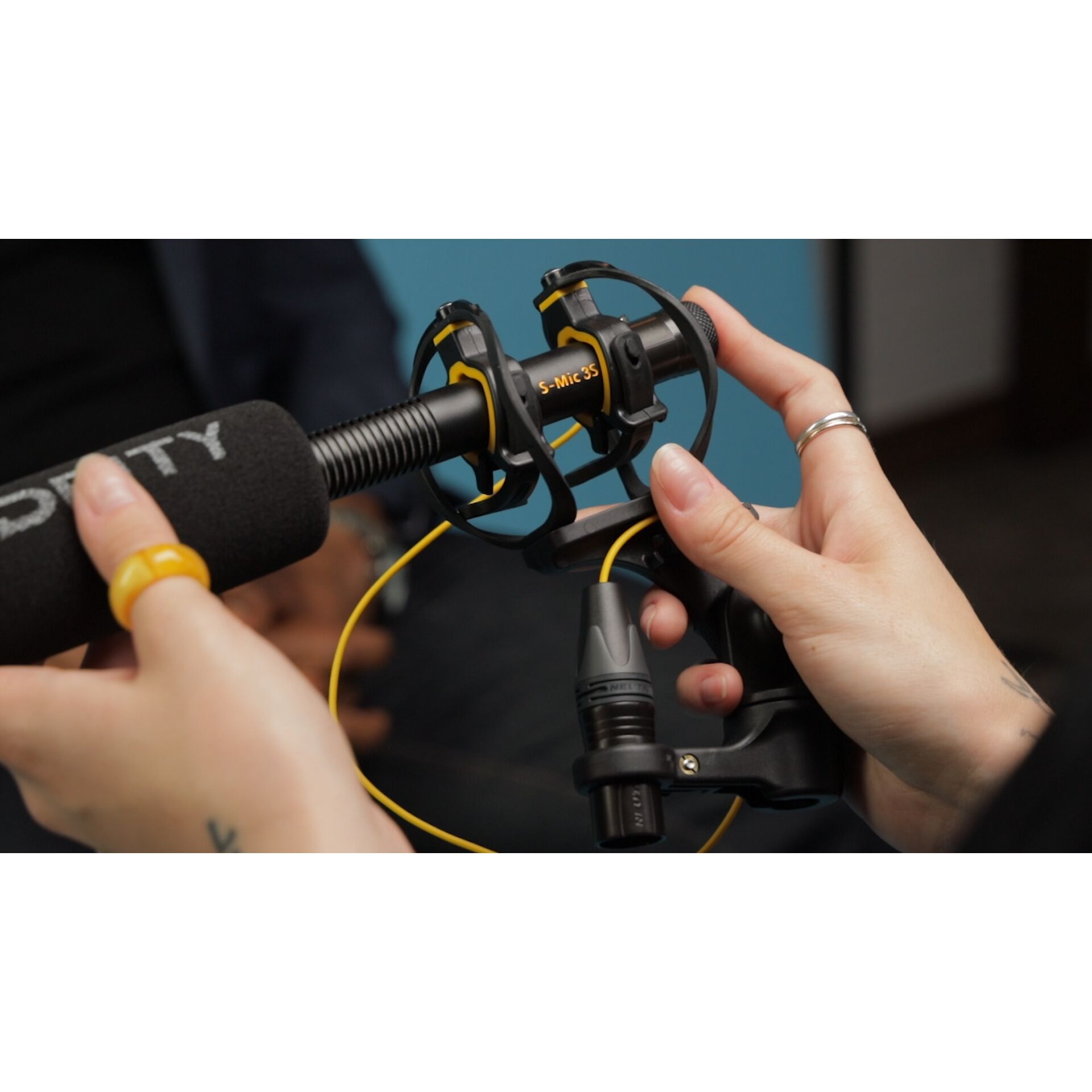 Elektrisches Gerät, Mikrophon, Finger, Hand, Person