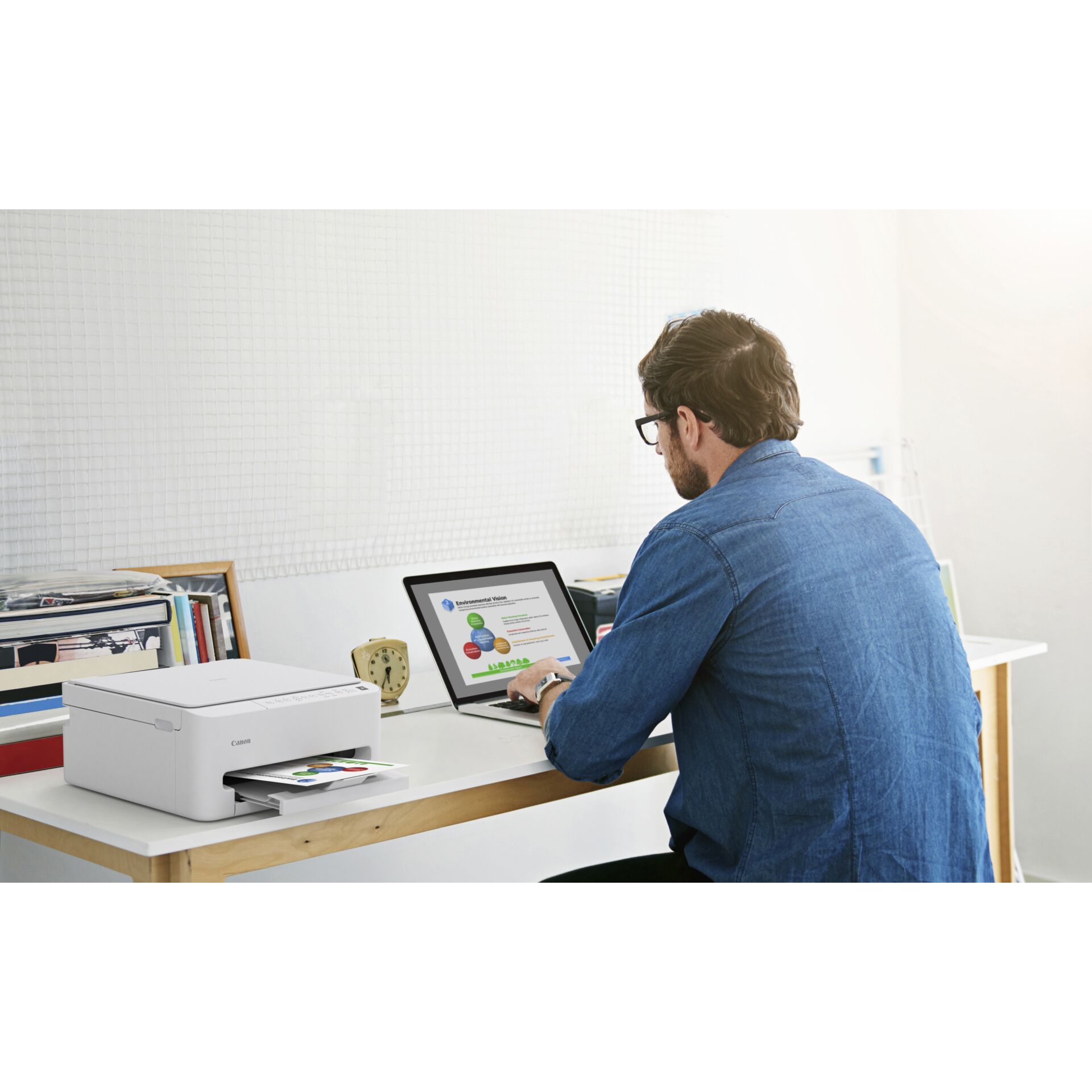 Computerausrüstung, Tabelle, Schreibtisch, Person, Computerausrüstung, Tabelle, Schreibtisch, Person