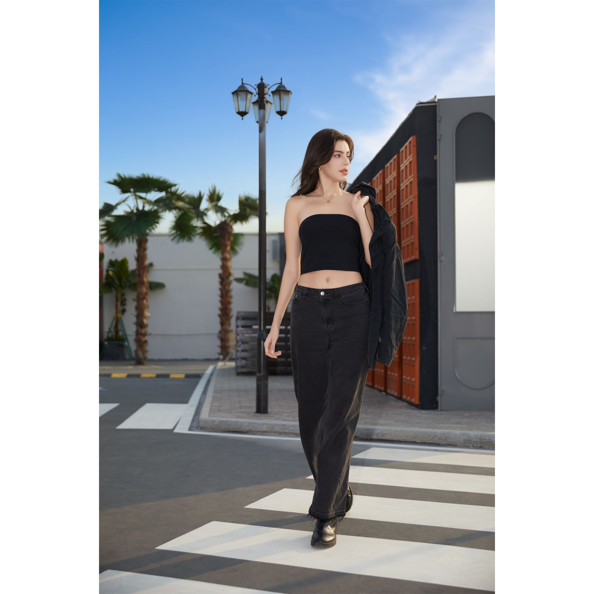 Spaghettiträger-Top, schwarzes Top, Crop-Top, weite Hose, schwarze Jacke